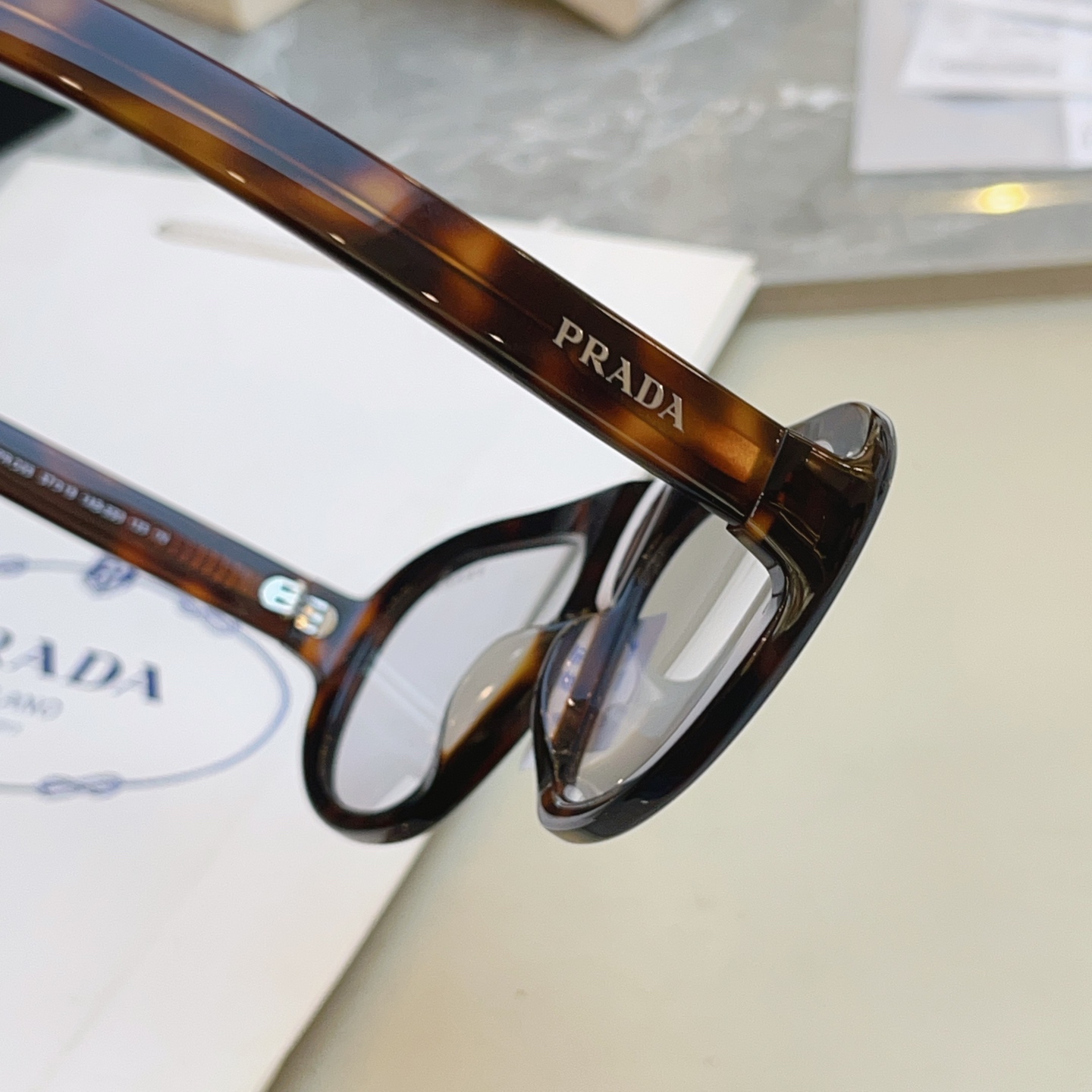 ，【PRAD*】普拉*达新款太阳镜🕶️ 高版本✨，MODEL：SPR C05，SIZE：57口18-135