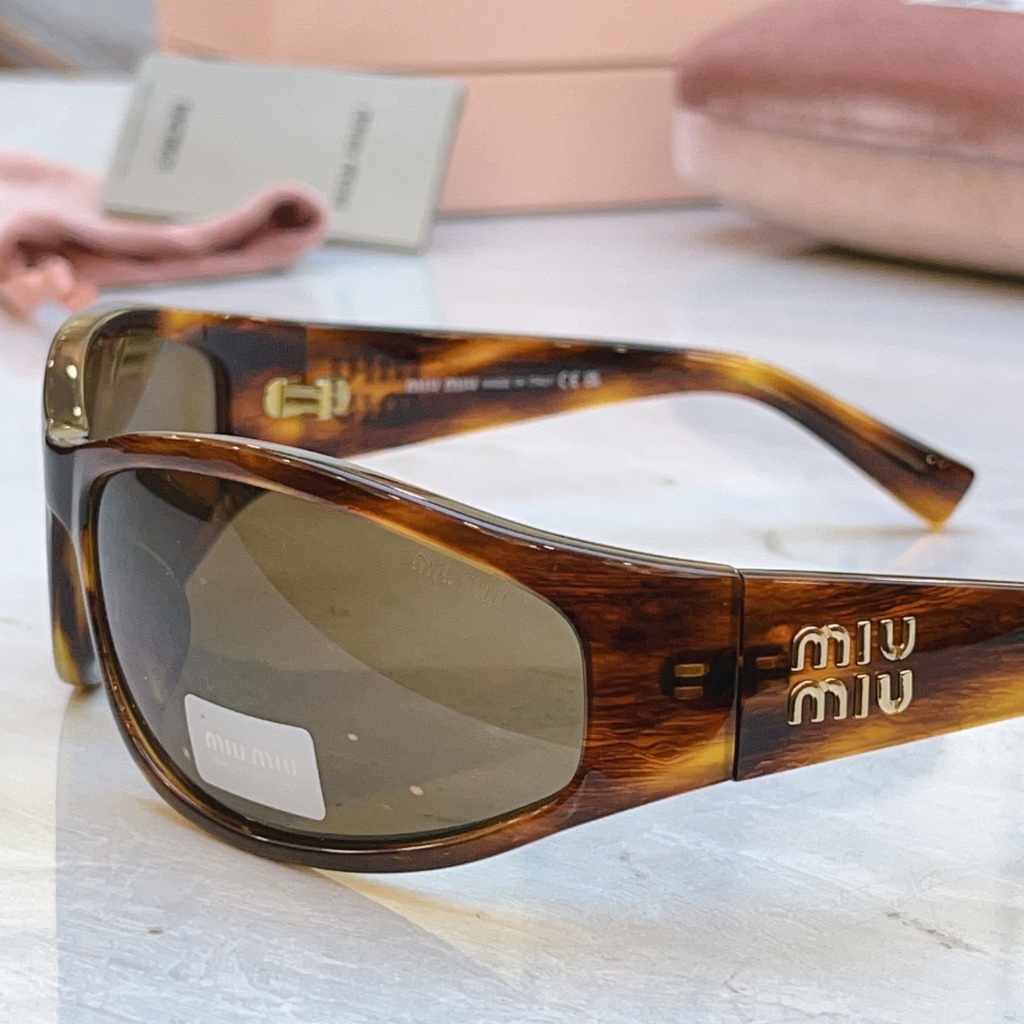 ，【MIUMI*】缪*缪新款太阳镜，Mod:SMU C06SU，SIZE:61口10-105