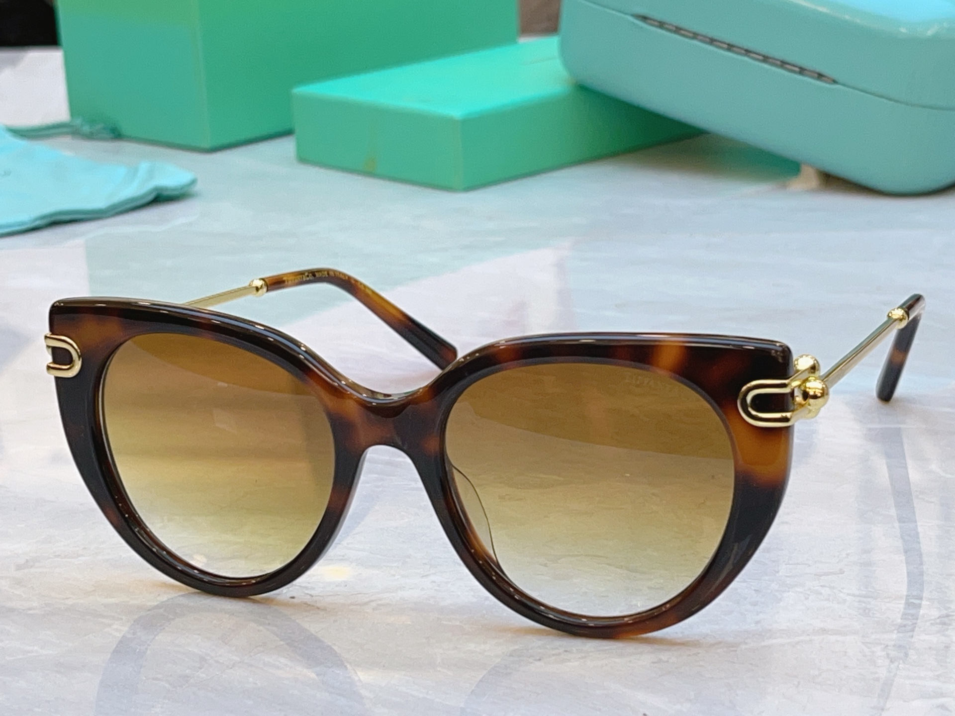 🆕 ，【Tiffany & Co.】蒂芙*尼新款太阳镜，Mod：TF4232，Size：52口19-140