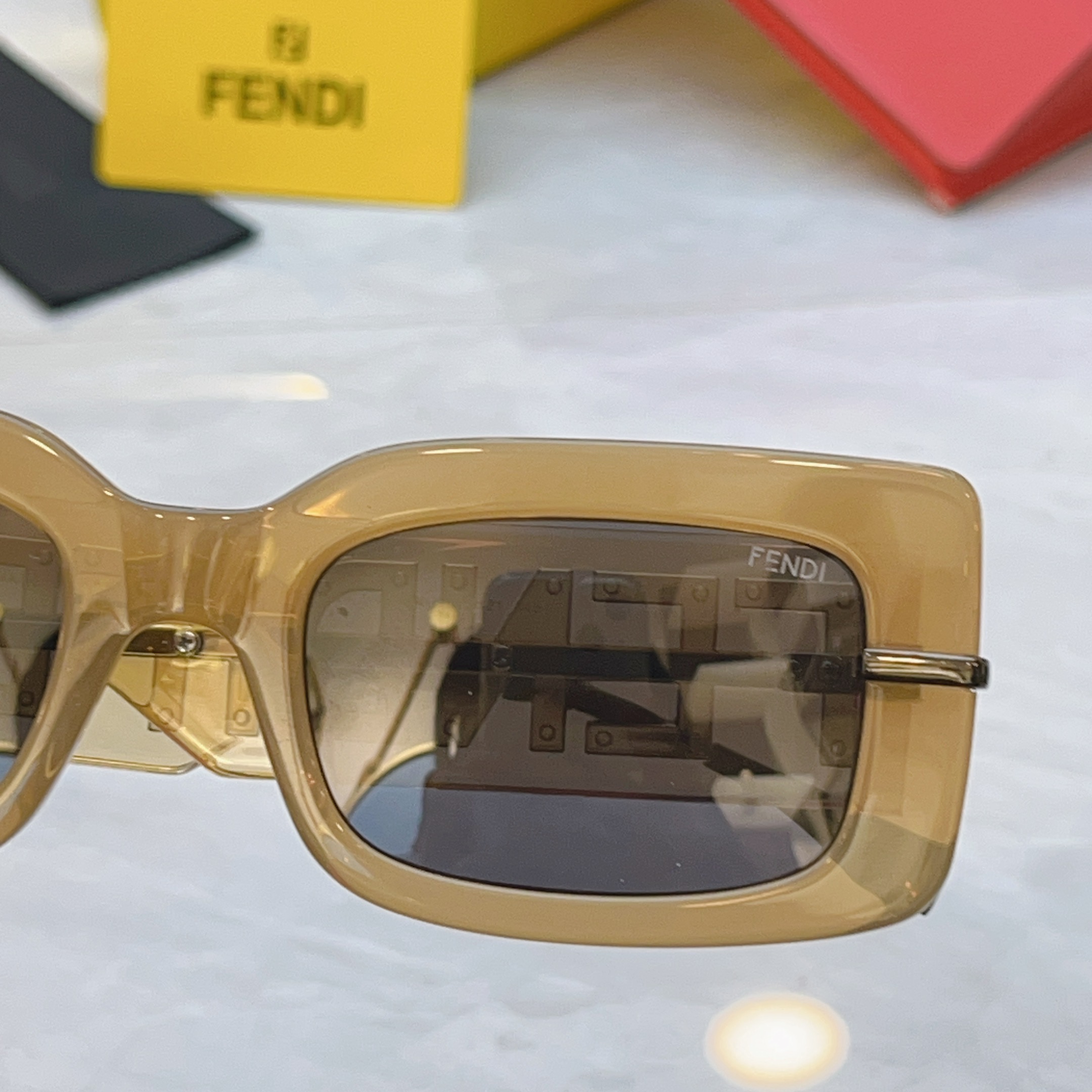 🆕 ，【FEN*】芬*迪新款太阳镜🕶️，MODEL：FOL085V1RF1🆕 PEA，SIZE：52口21-145