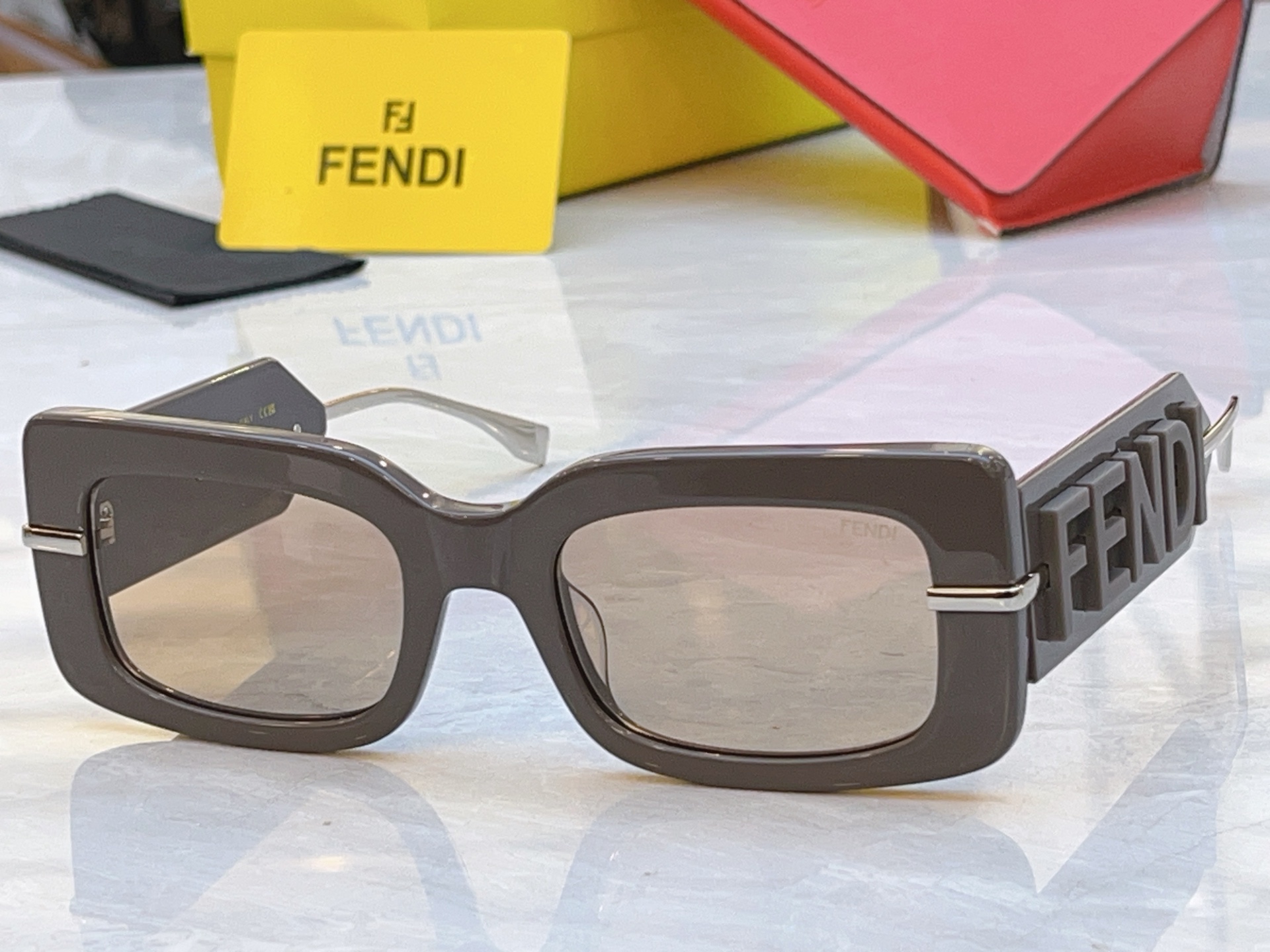 🆕 ，【FEN*】芬*迪新款太阳镜🕶️，MODEL：FOL085V1RF1🆕 PEA，SIZE：52口21-145