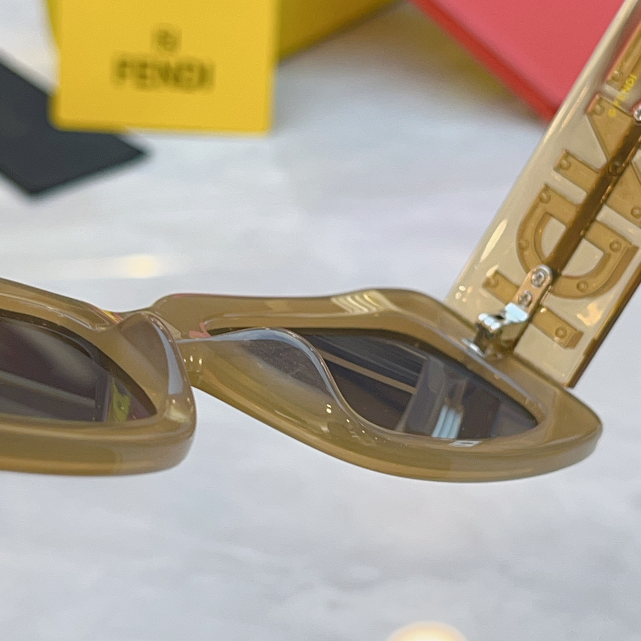 🆕 ，【FEN*】芬*迪新款太阳镜🕶️，MODEL：FOL085V1RF1🆕 PEA，SIZE：52口21-145