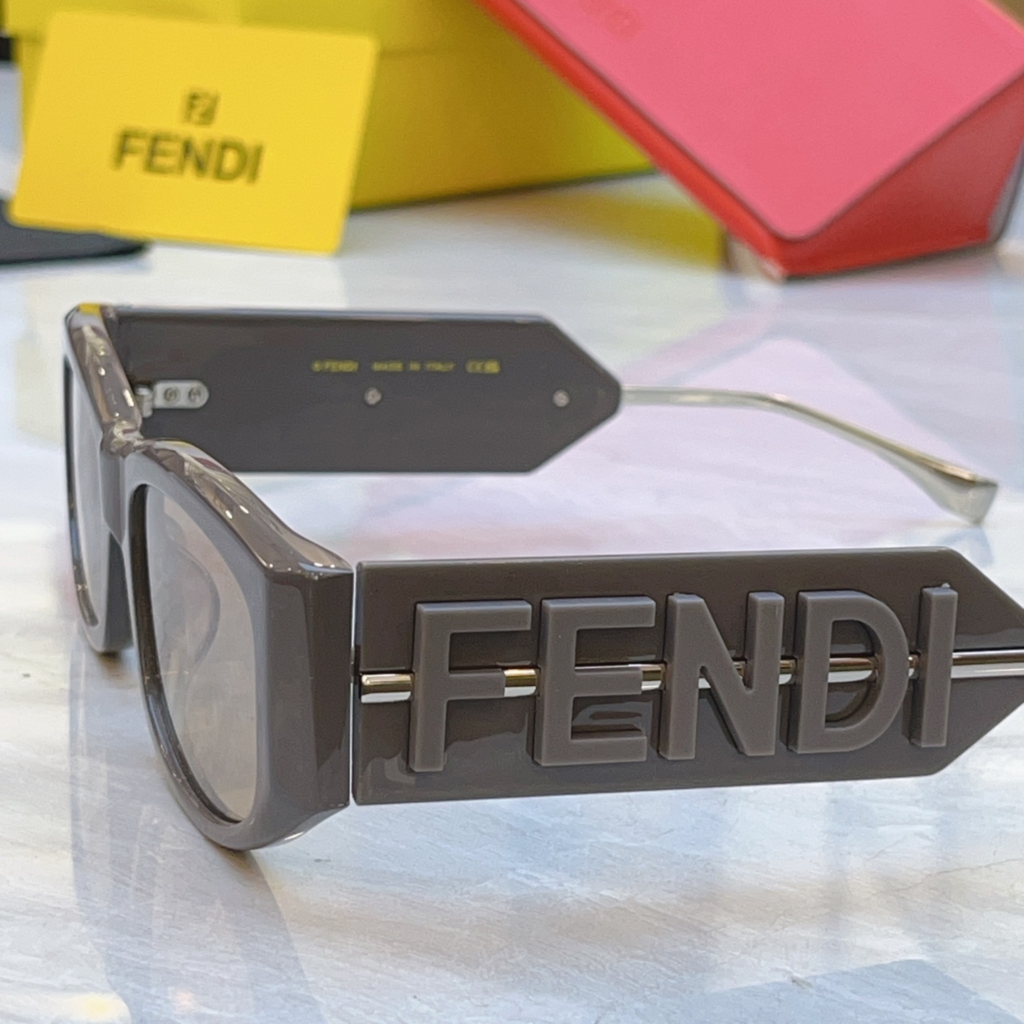 🆕 ，【FEN*】芬*迪新款太阳镜🕶️，MODEL：FE 4087，SIZE：55口21-145