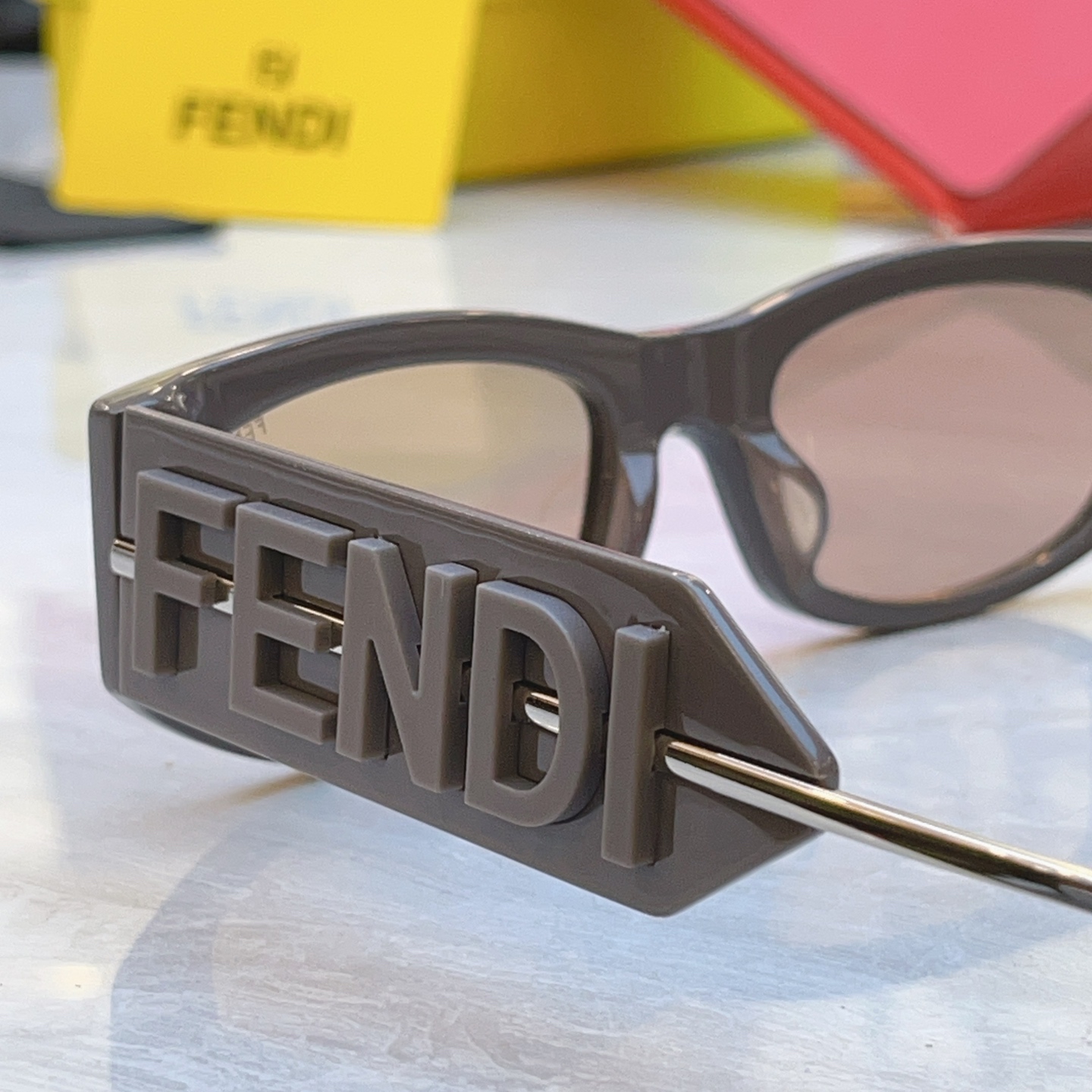🆕 ，【FEN*】芬*迪新款太阳镜🕶️，MODEL：FE 4087，SIZE：55口21-145
