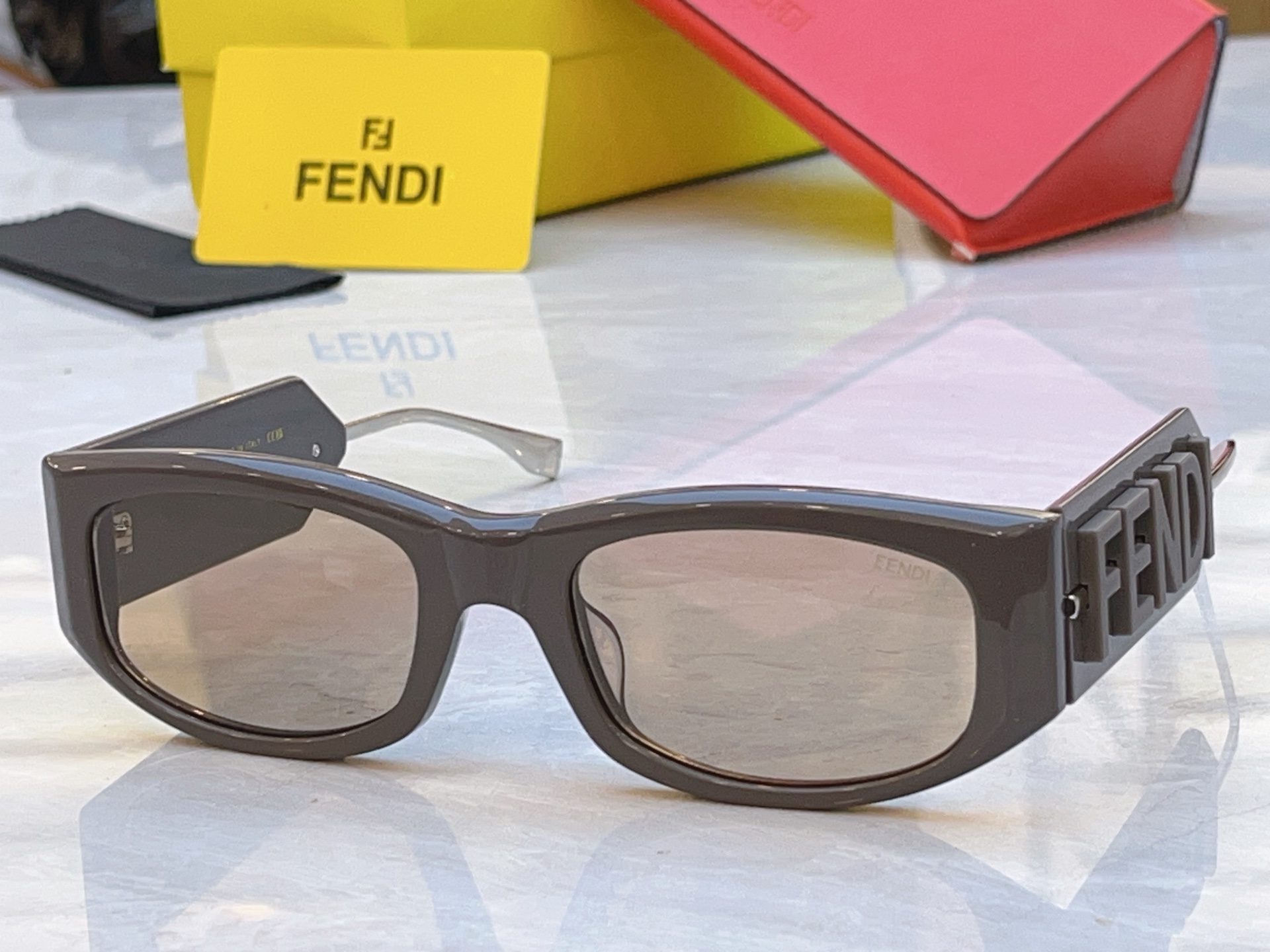 🆕 ，【FEN*】芬*迪新款太阳镜🕶️，MODEL：FE 4087，SIZE：55口21-145