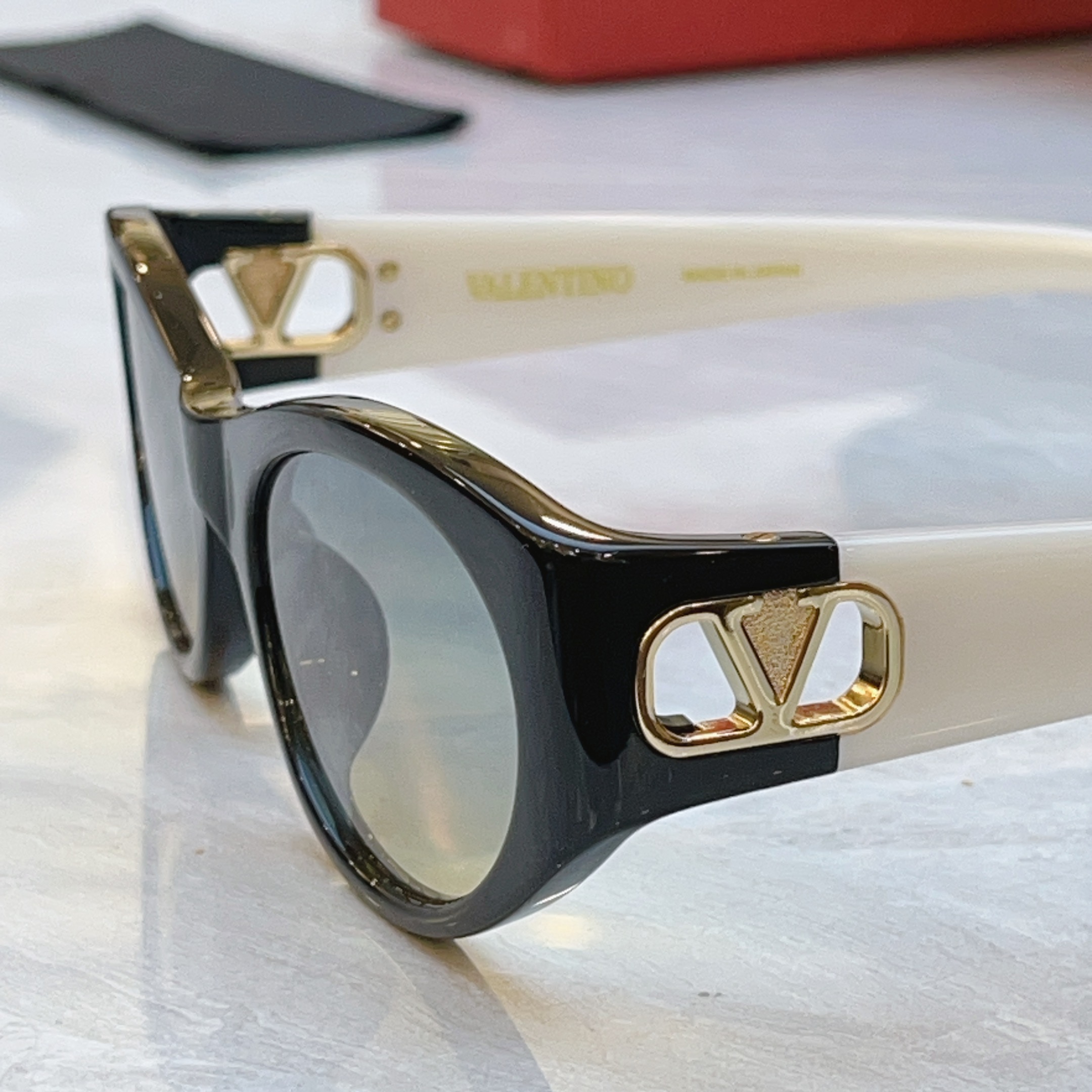 🆕 ，【VALENTIN*】华伦*天奴新款太阳镜，MODEL：VG0015SA，SIZE：53口21-140