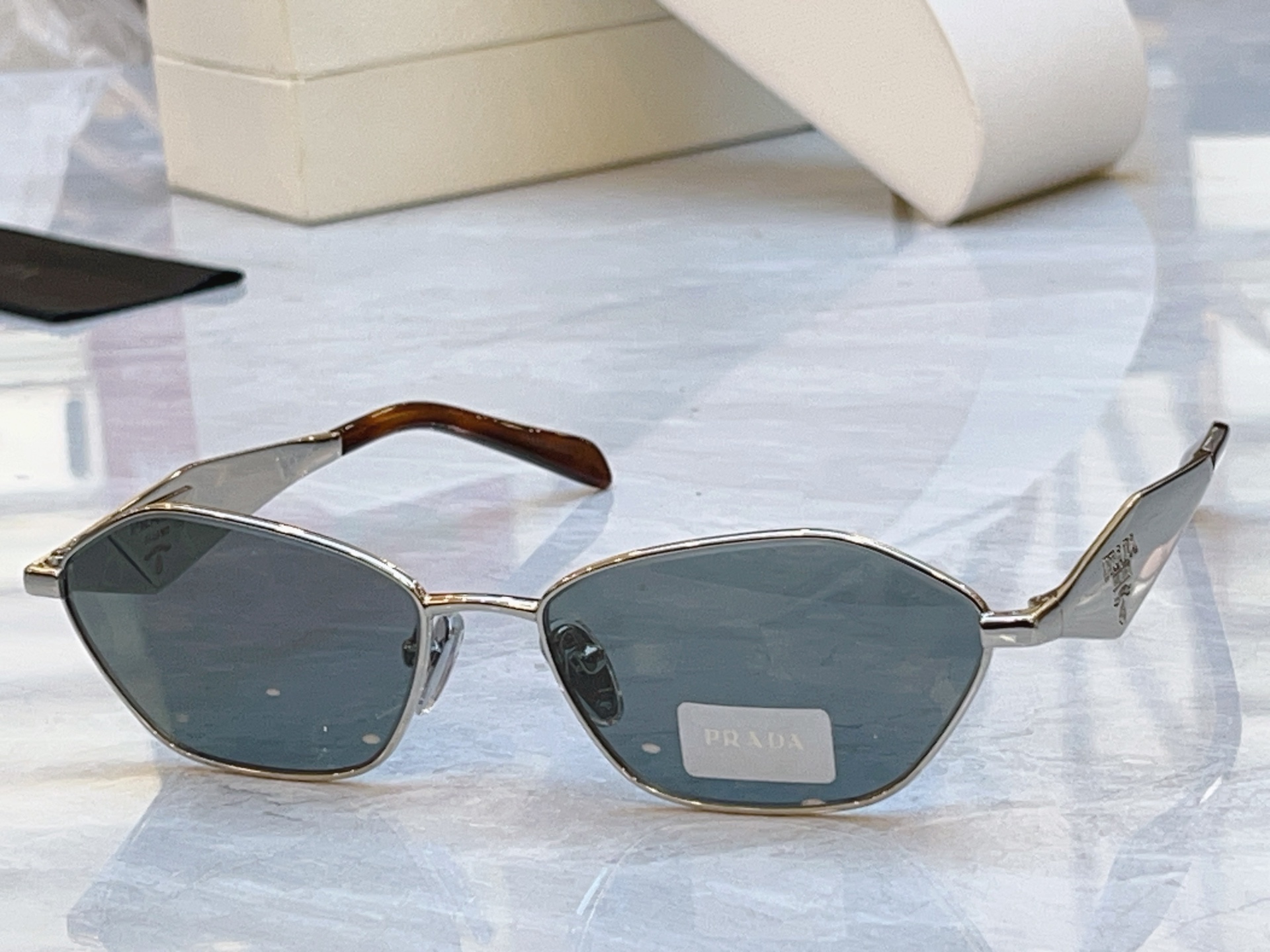 ，【PRAD*】普拉*达新款太阳镜🕶️ ，MODEL：PR D50S，SIZE：57口16-140