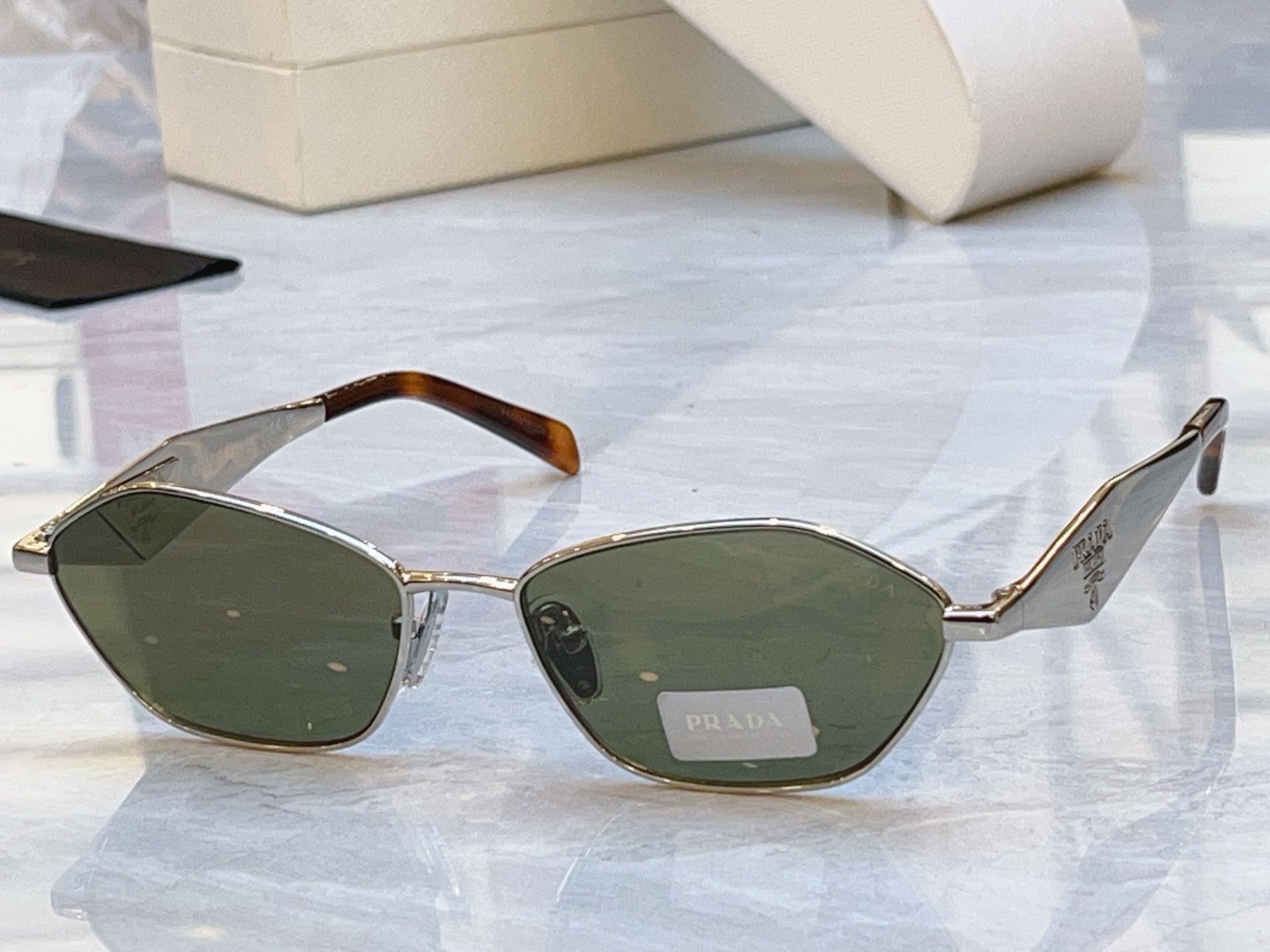 ，【PRAD*】普拉*达新款太阳镜🕶️ ，MODEL：PR D50S，SIZE：57口16-140