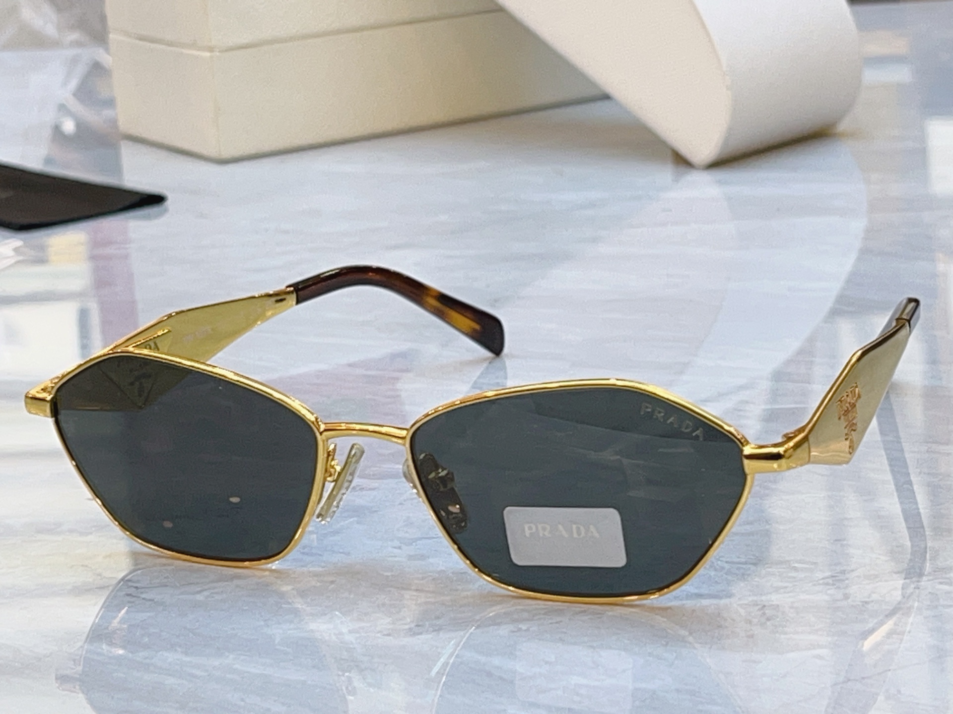 ，【PRAD*】普拉*达新款太阳镜🕶️ ，MODEL：PR D50S，SIZE：57口16-140