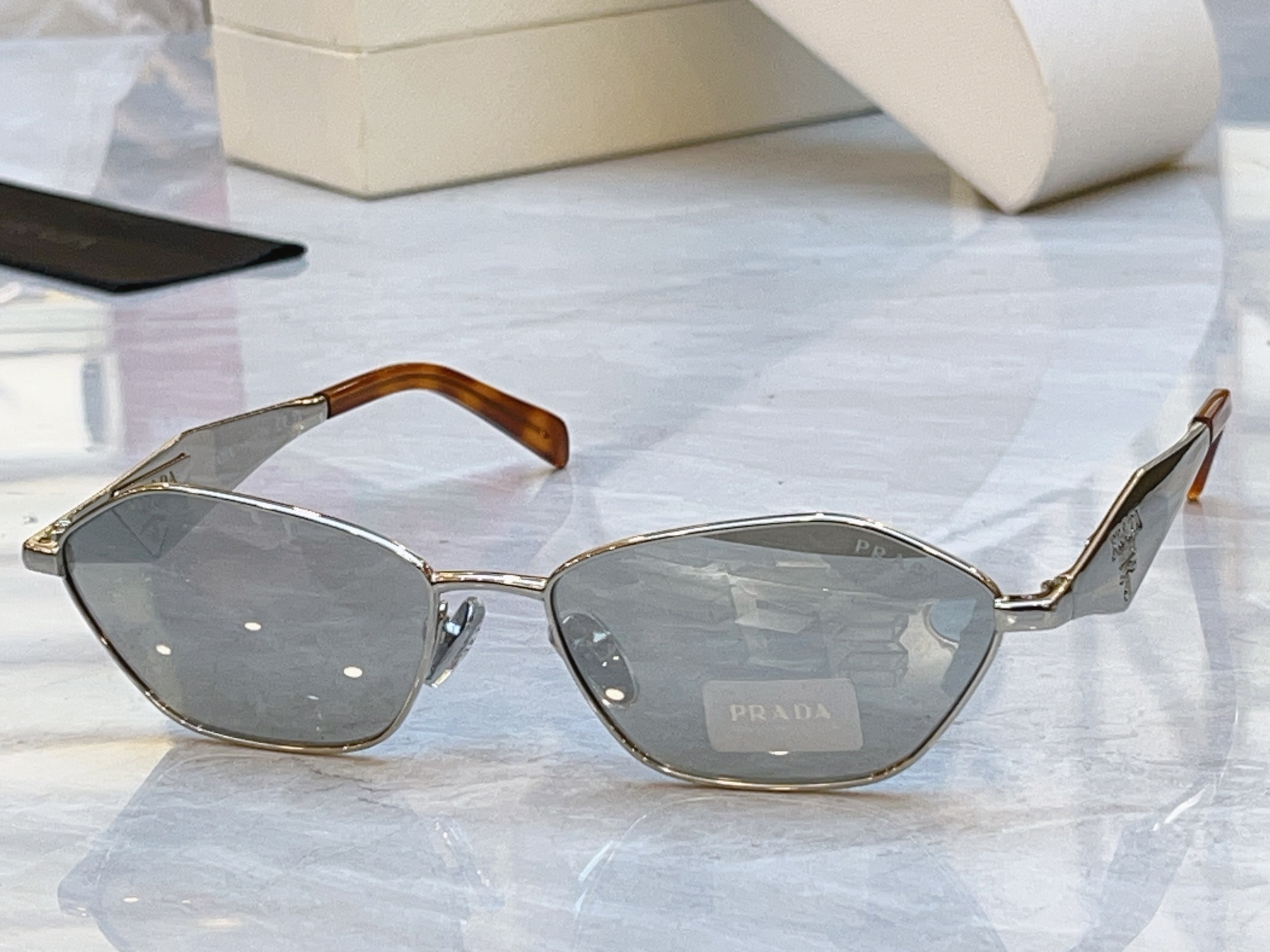 ，【PRAD*】普拉*达新款太阳镜🕶️ ，MODEL：PR D50S，SIZE：57口16-140