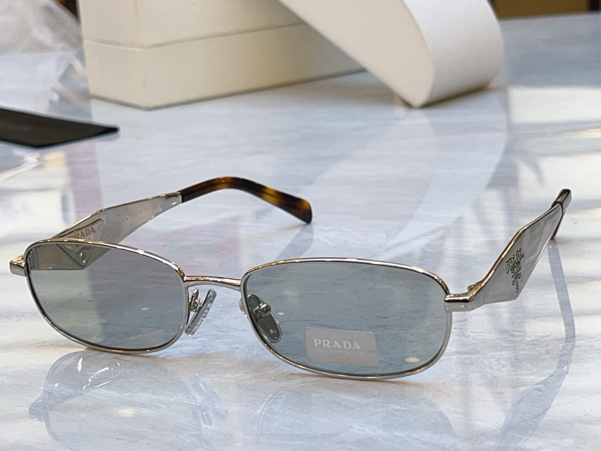 ，【PRAD*】普拉*达新款太阳镜🕶️ ，MODEL：PR D51S，SIZE：55口18-140