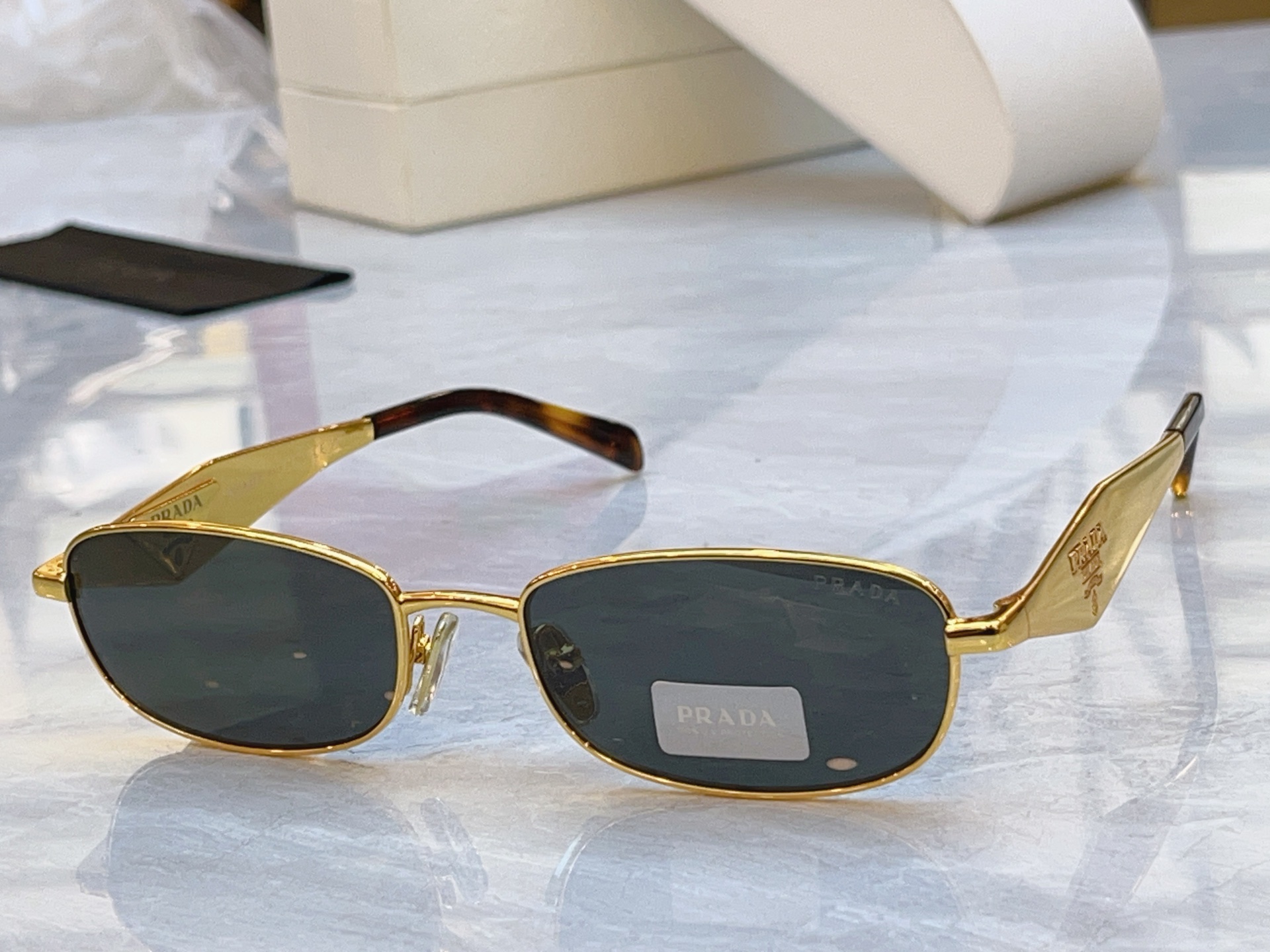，【PRAD*】普拉*达新款太阳镜🕶️ ，MODEL：PR D51S，SIZE：55口18-140