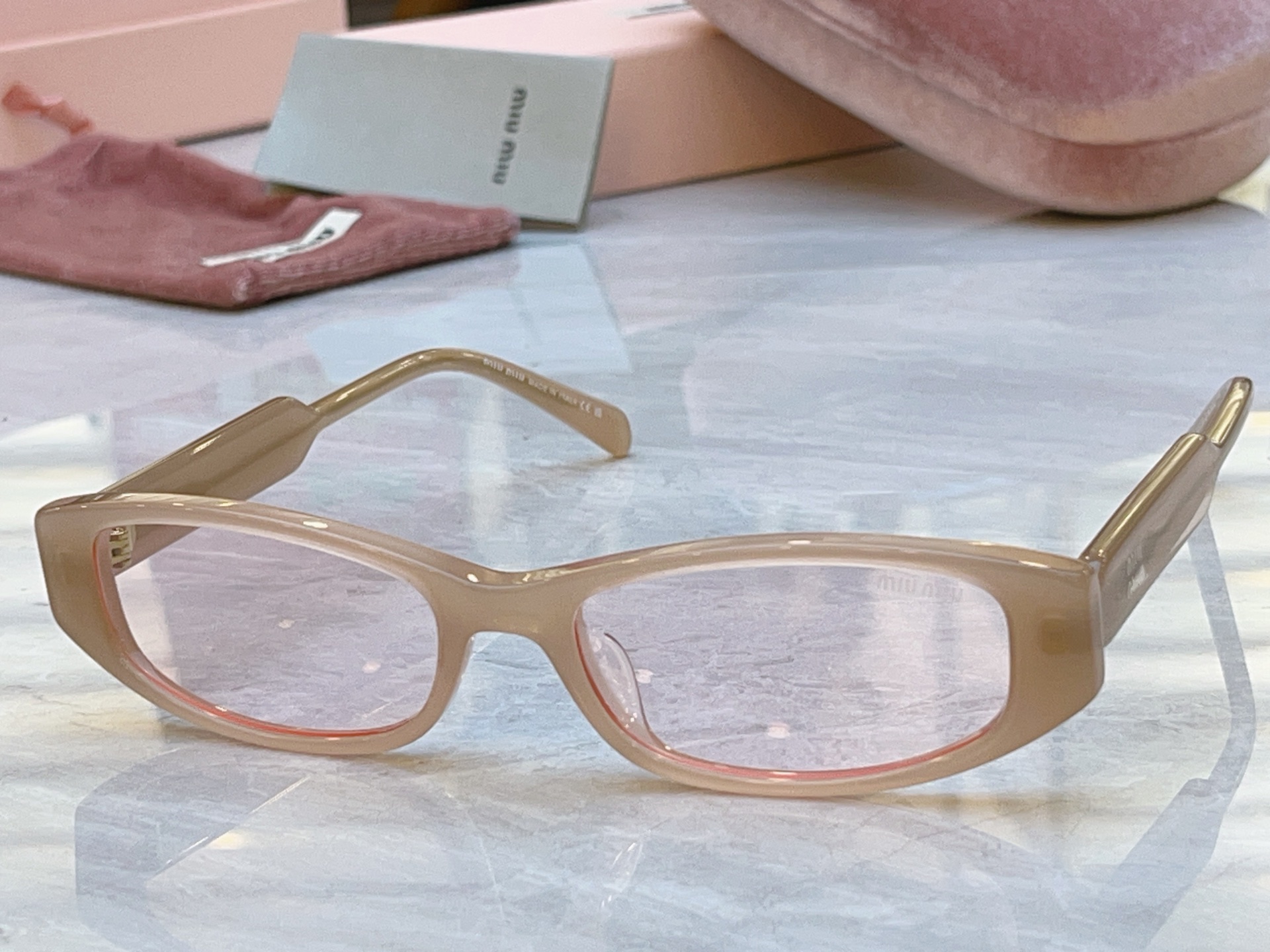 ，【MIUMI*】缪*缪新款太阳镜，Mod:MU 06ZV，SIZE:52口19-140
