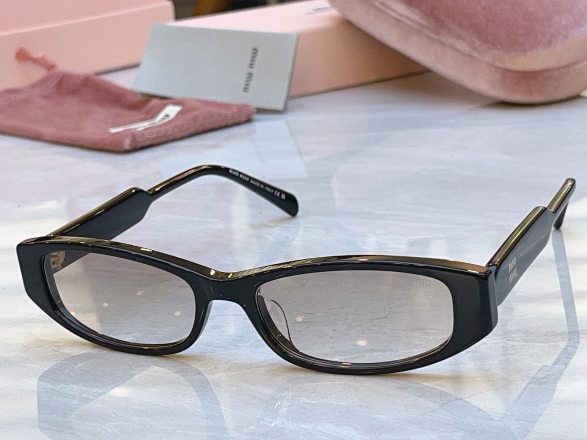 ，【MIUMI*】缪*缪新款太阳镜，Mod:MU 06ZV，SIZE:52口19-140