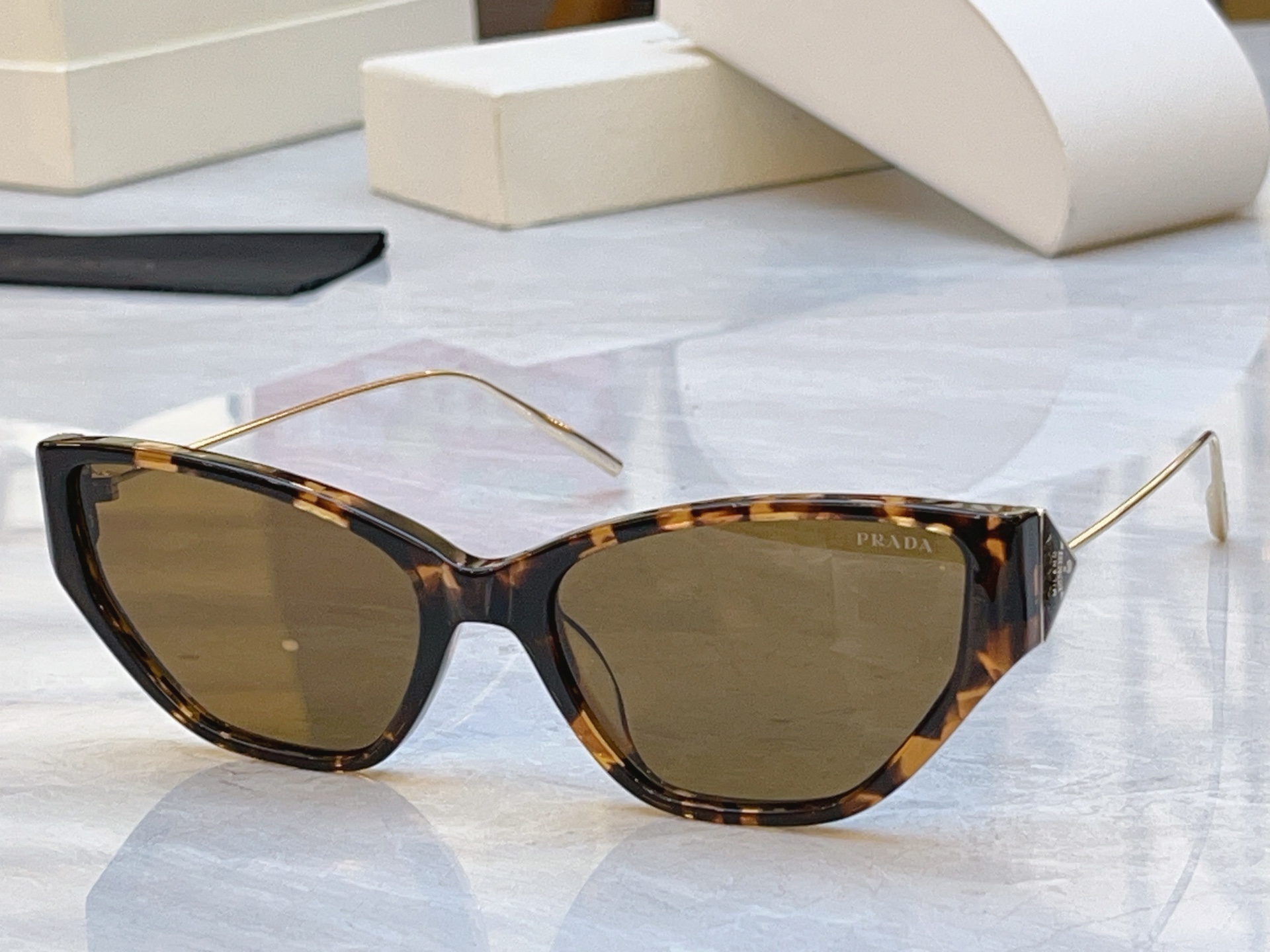 ，【PRAD*】普拉*达新款太阳镜🕶️ ，MODEL：PR D69S，SIZE：57口19-135