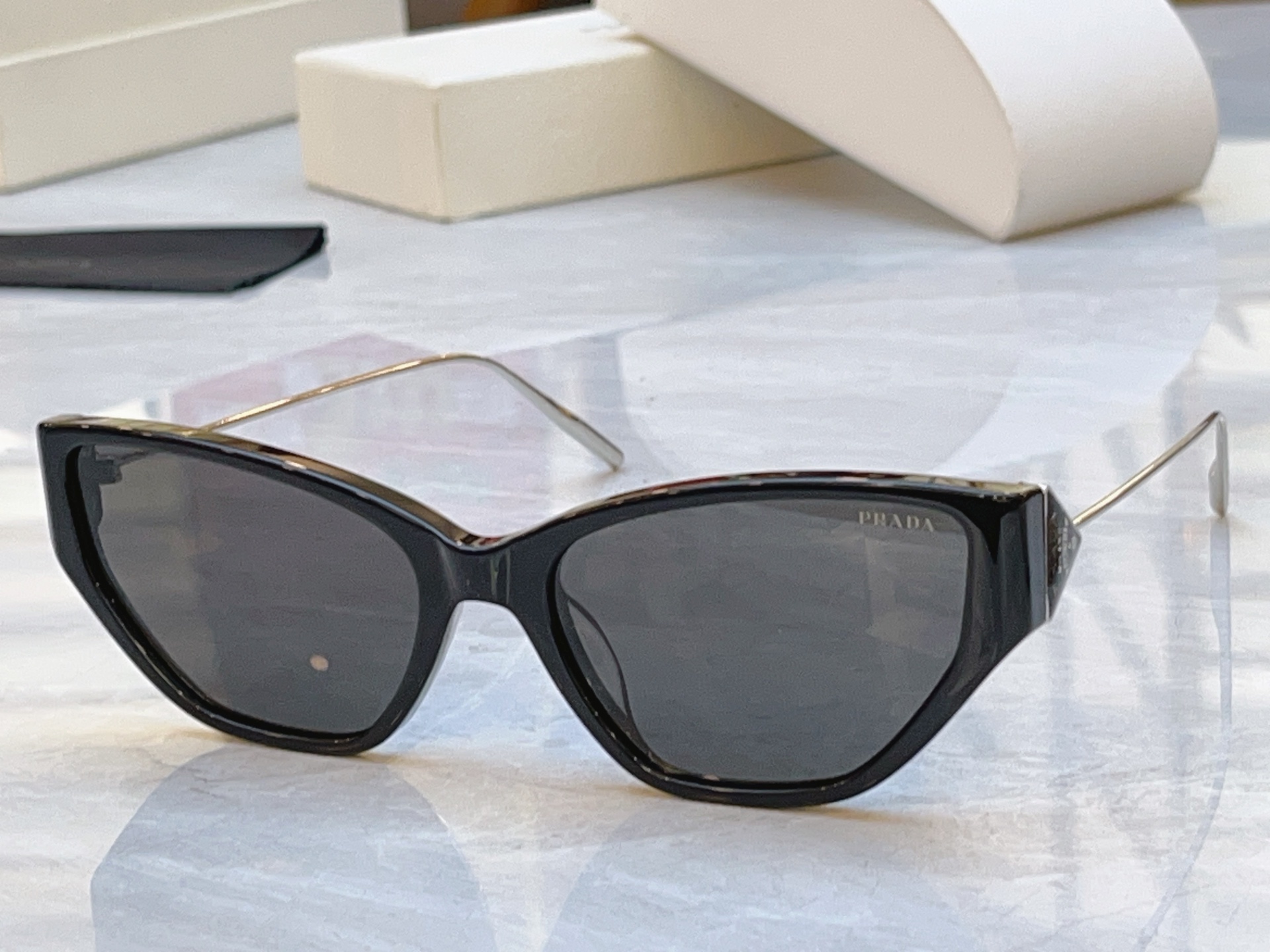 ，【PRAD*】普拉*达新款太阳镜🕶️ ，MODEL：PR D69S，SIZE：57口19-135