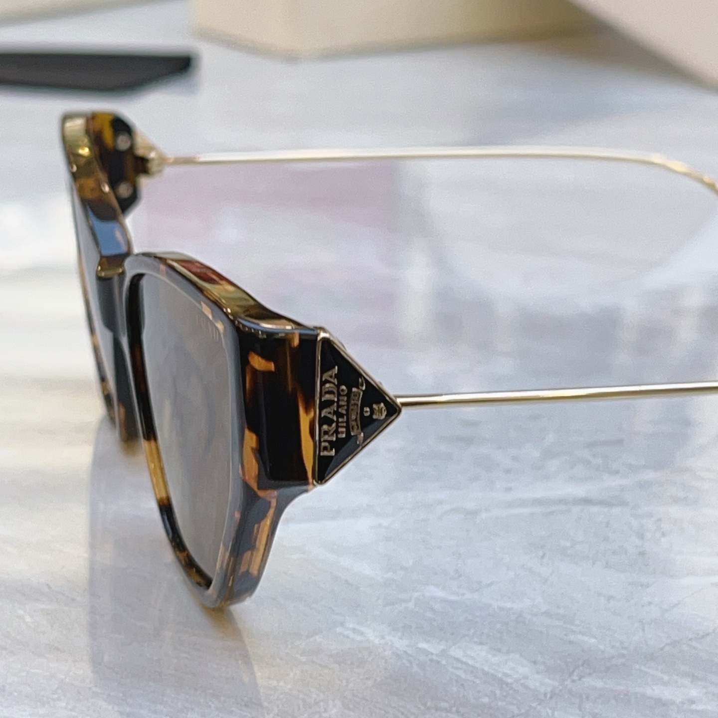，【PRAD*】普拉*达新款太阳镜🕶️ ，MODEL：PR D69S，SIZE：57口19-135