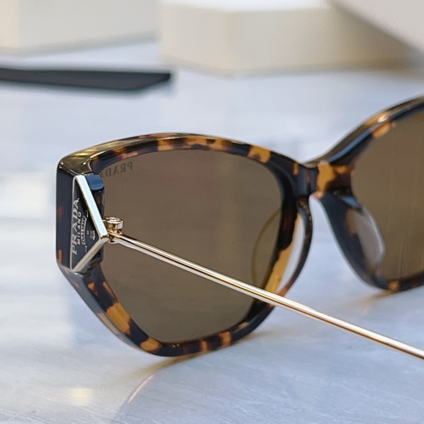 ，【PRAD*】普拉*达新款太阳镜🕶️ ，MODEL：PR D69S，SIZE：57口19-135