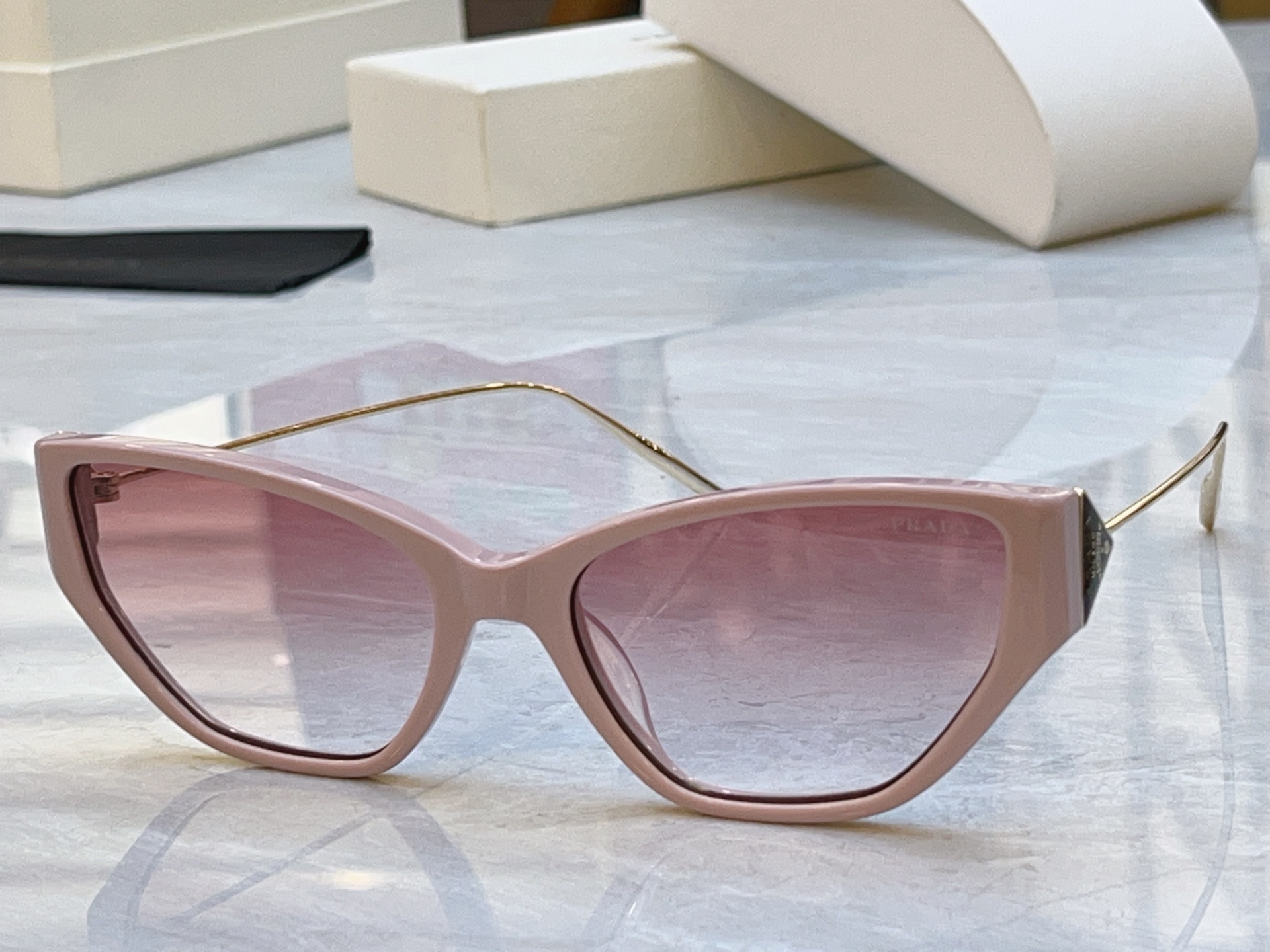 ，【PRAD*】普拉*达新款太阳镜🕶️ ，MODEL：PR D69S，SIZE：57口19-135