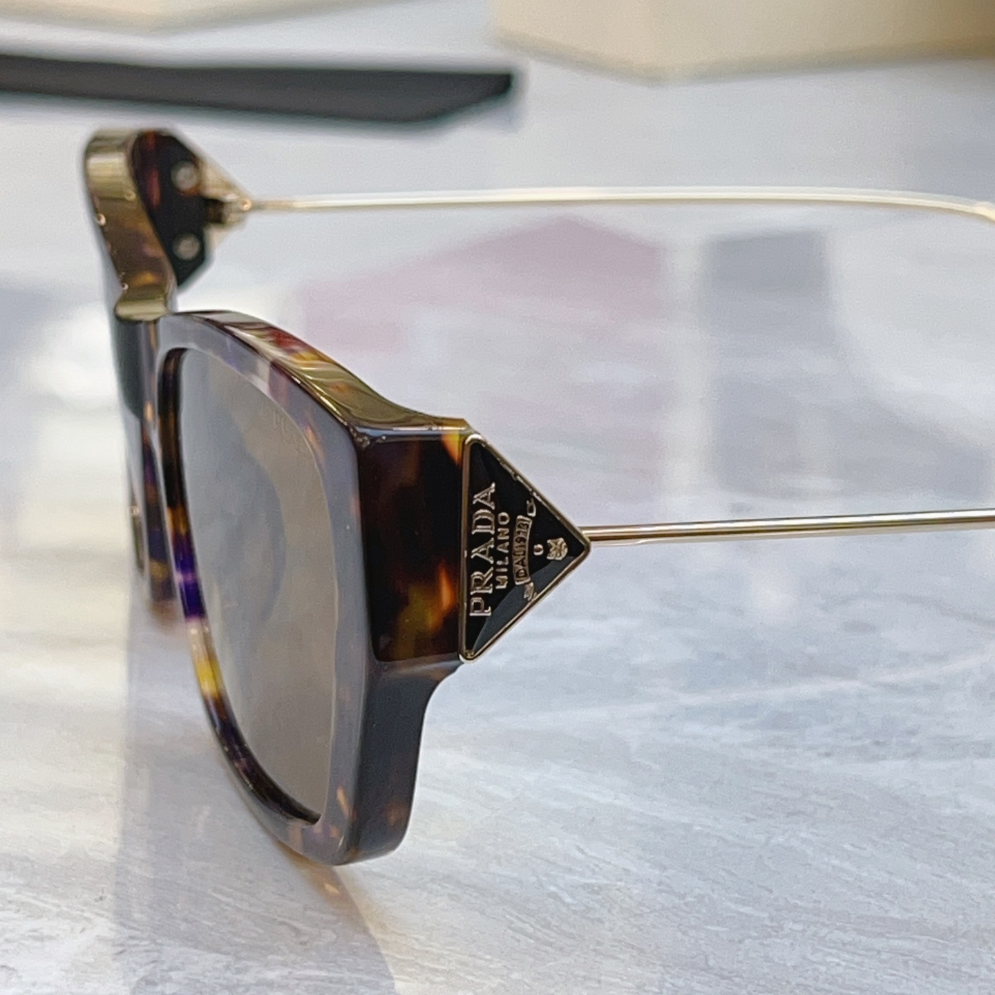 ，【PRAD*】普拉*达新款太阳镜🕶️ ，MODEL：PR D68S，SIZE：56口19-135