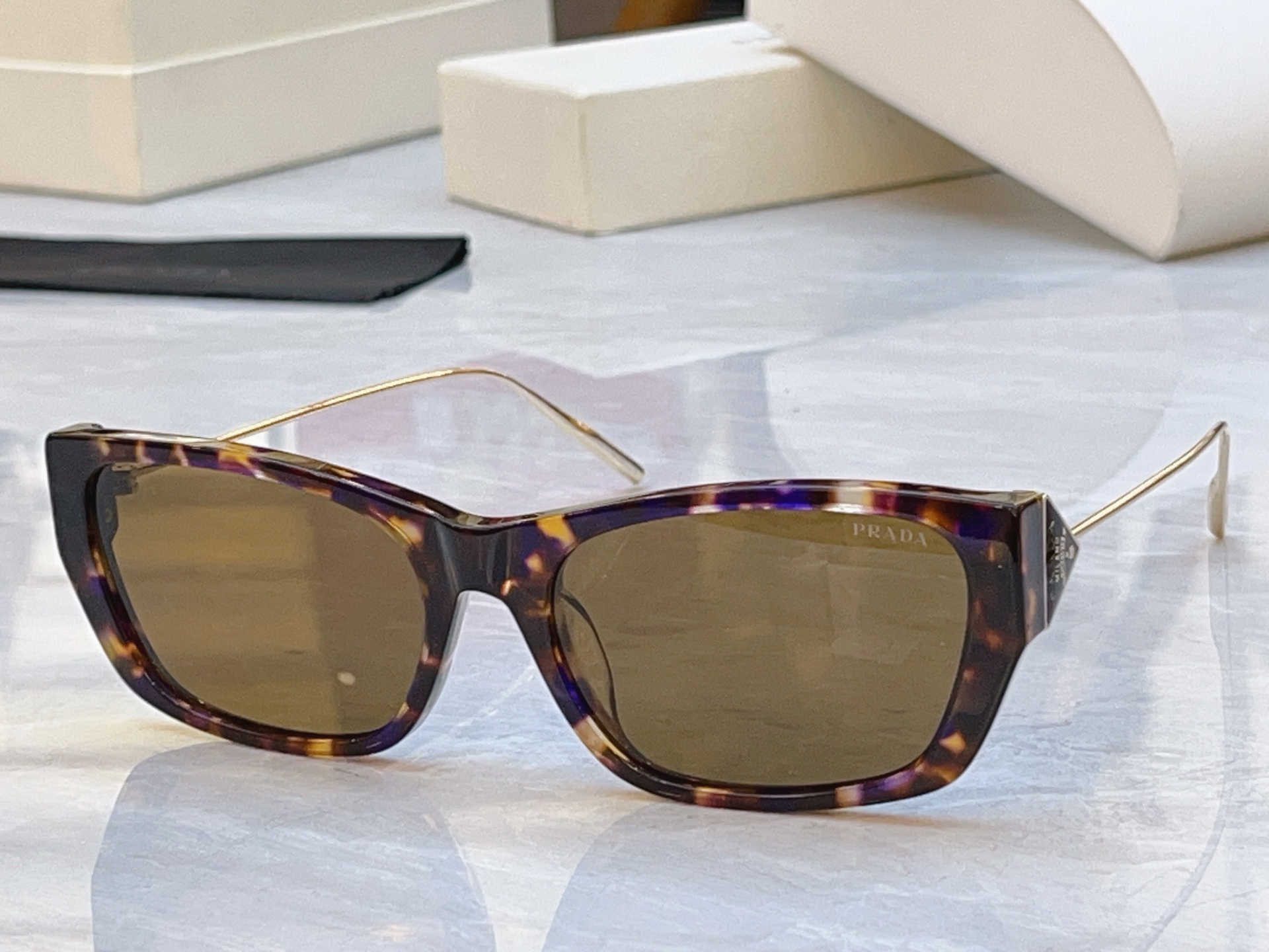 ，【PRAD*】普拉*达新款太阳镜🕶️ ，MODEL：PR D68S，SIZE：56口19-135