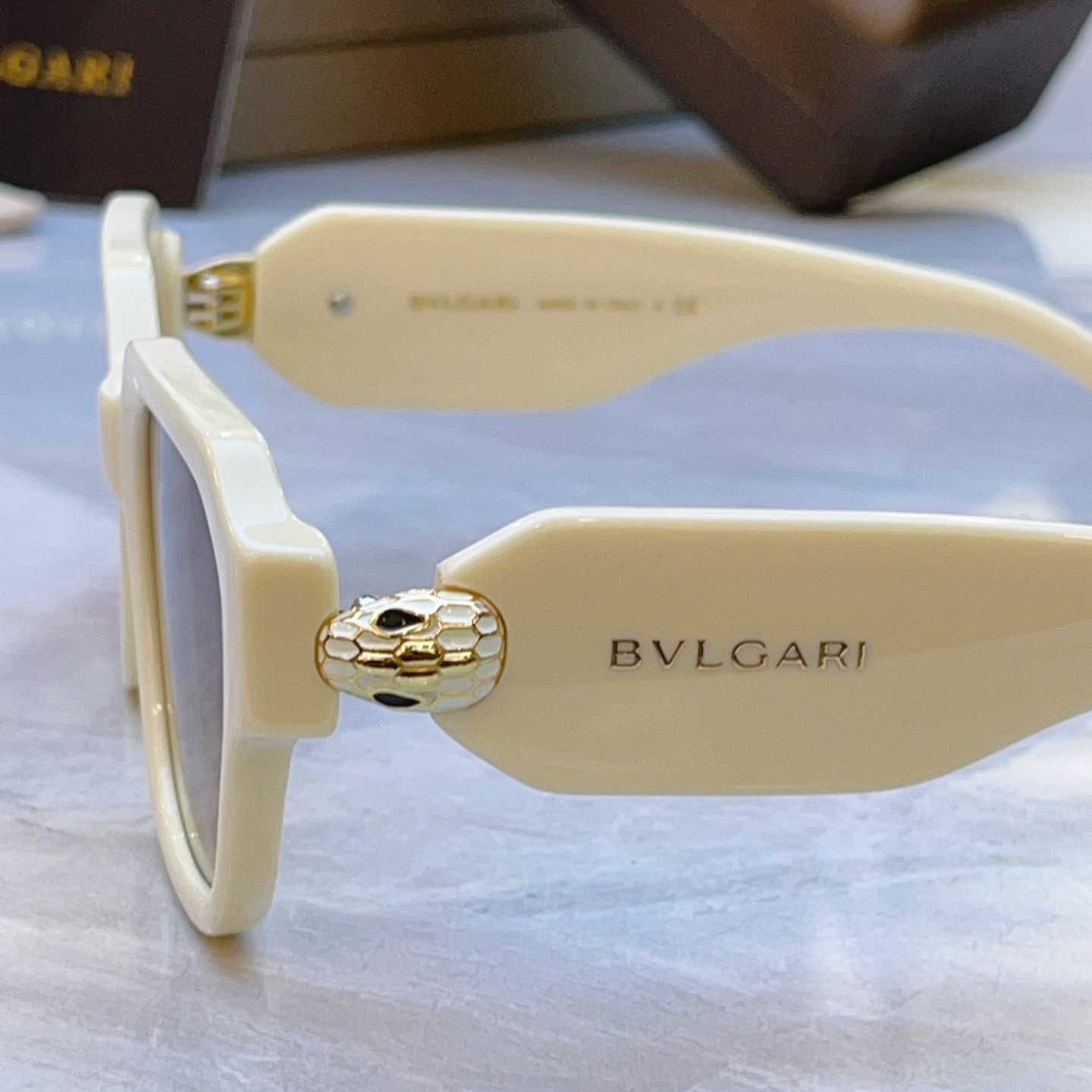 ，【BVLGA*】宝格*丽新款太阳镜，MODEL：BV 7100，SIZE：52口19-145