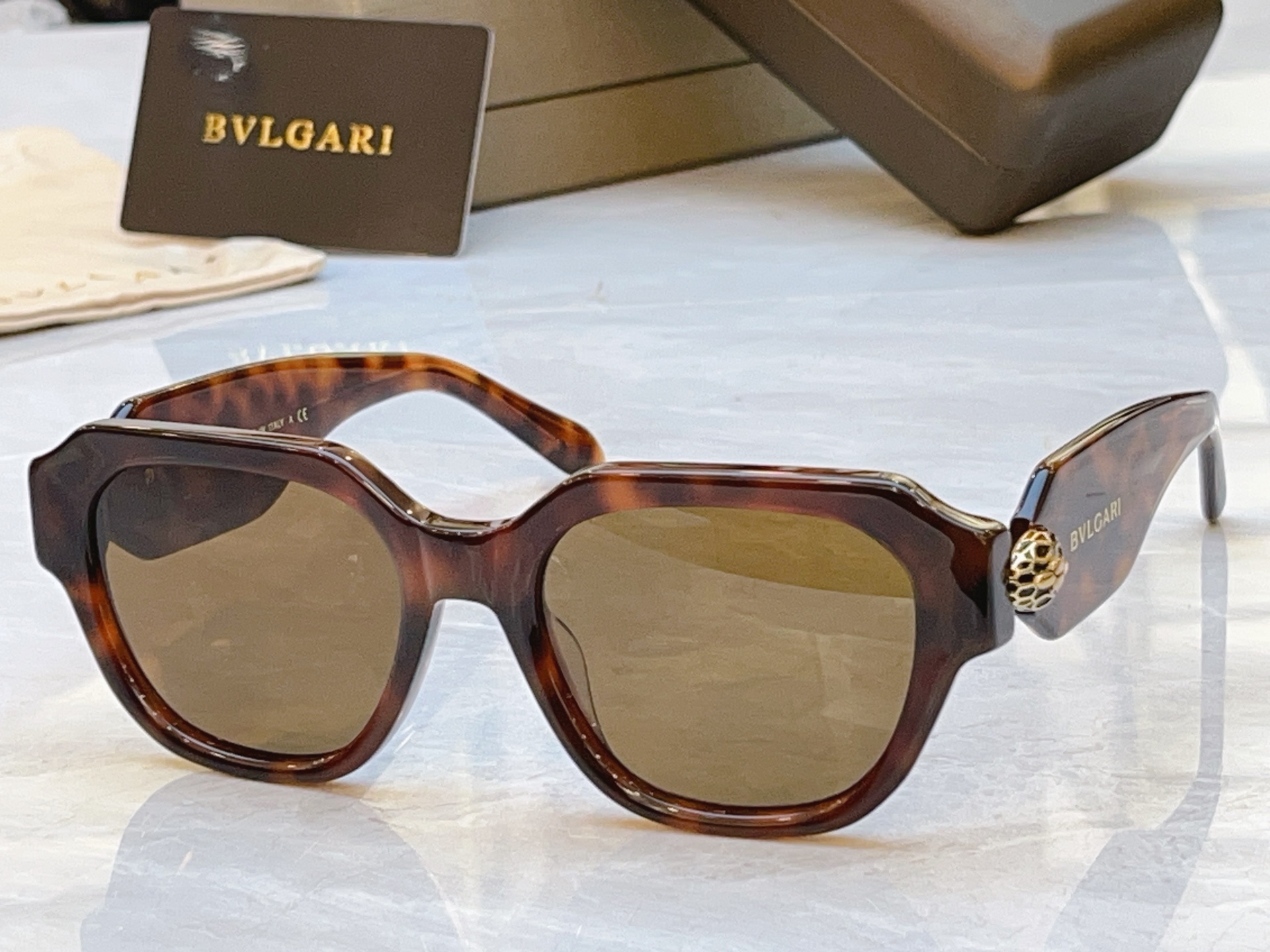 ，【BVLGA*】宝格*丽新款太阳镜，MODEL：BV 7100，SIZE：52口19-145