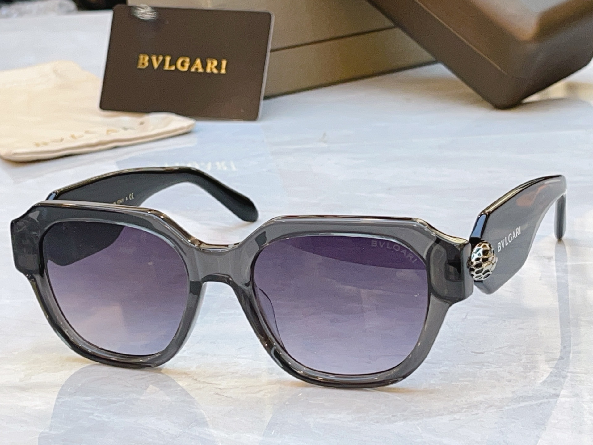 ，【BVLGA*】宝格*丽新款太阳镜，MODEL：BV 7100，SIZE：52口19-145