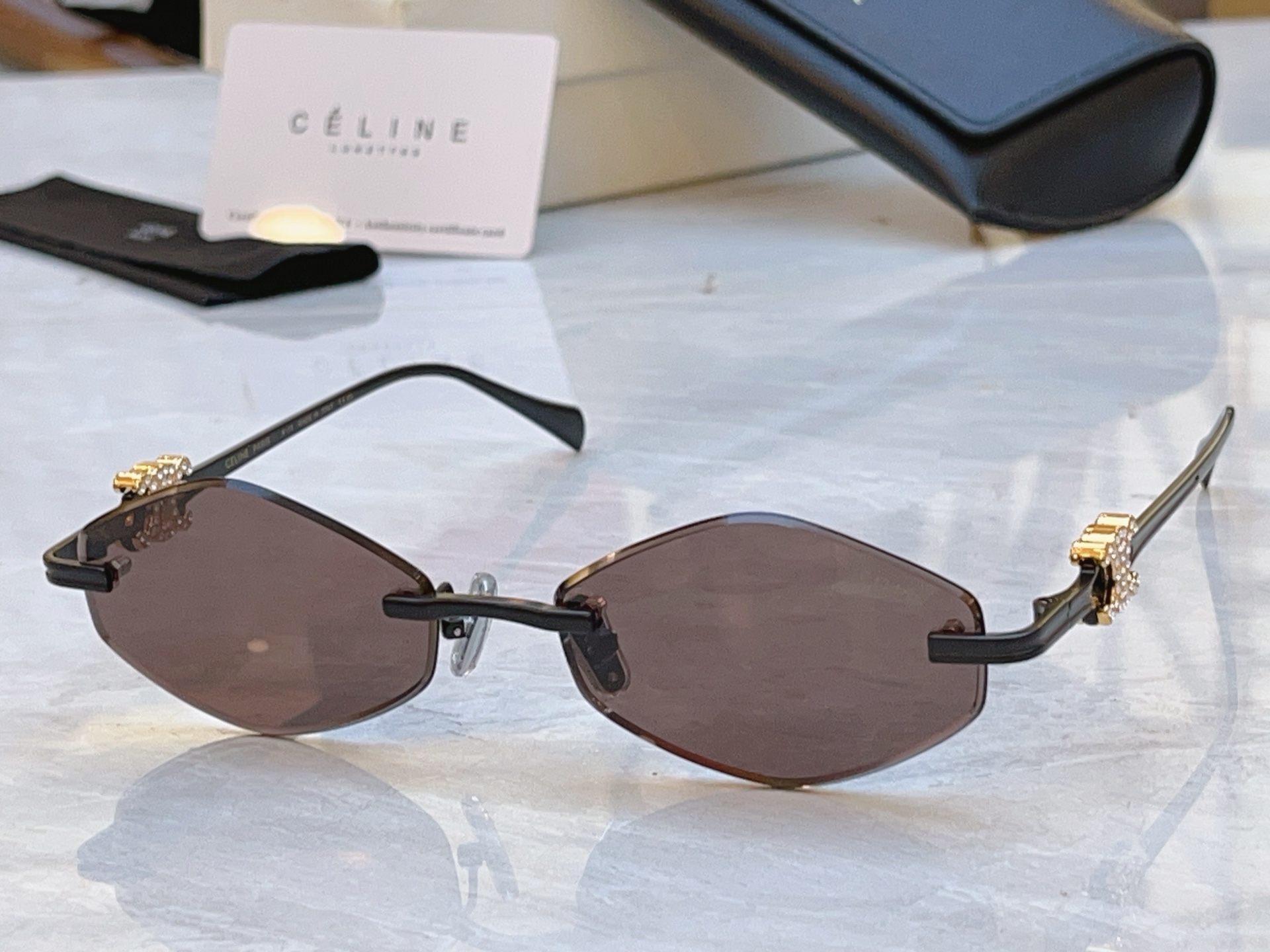 ，【CELIN*】赛*琳新款太阳镜， MODEL:CL2383U，SIZE: 57口17-145