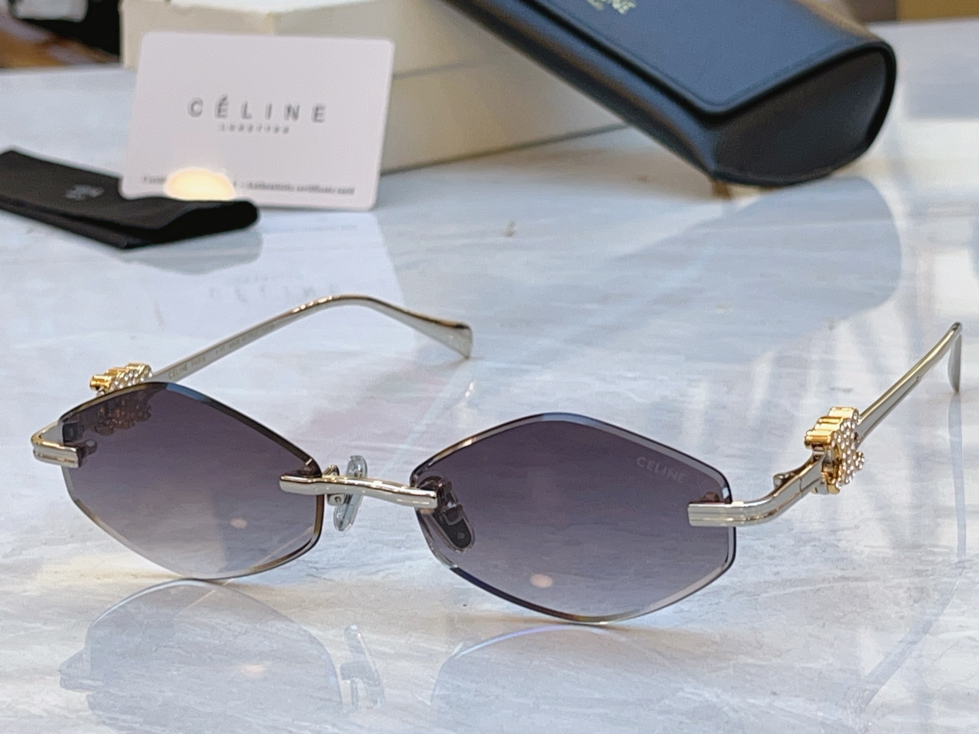 ，【CELIN*】赛*琳新款太阳镜， MODEL:CL2383U，SIZE: 57口17-145