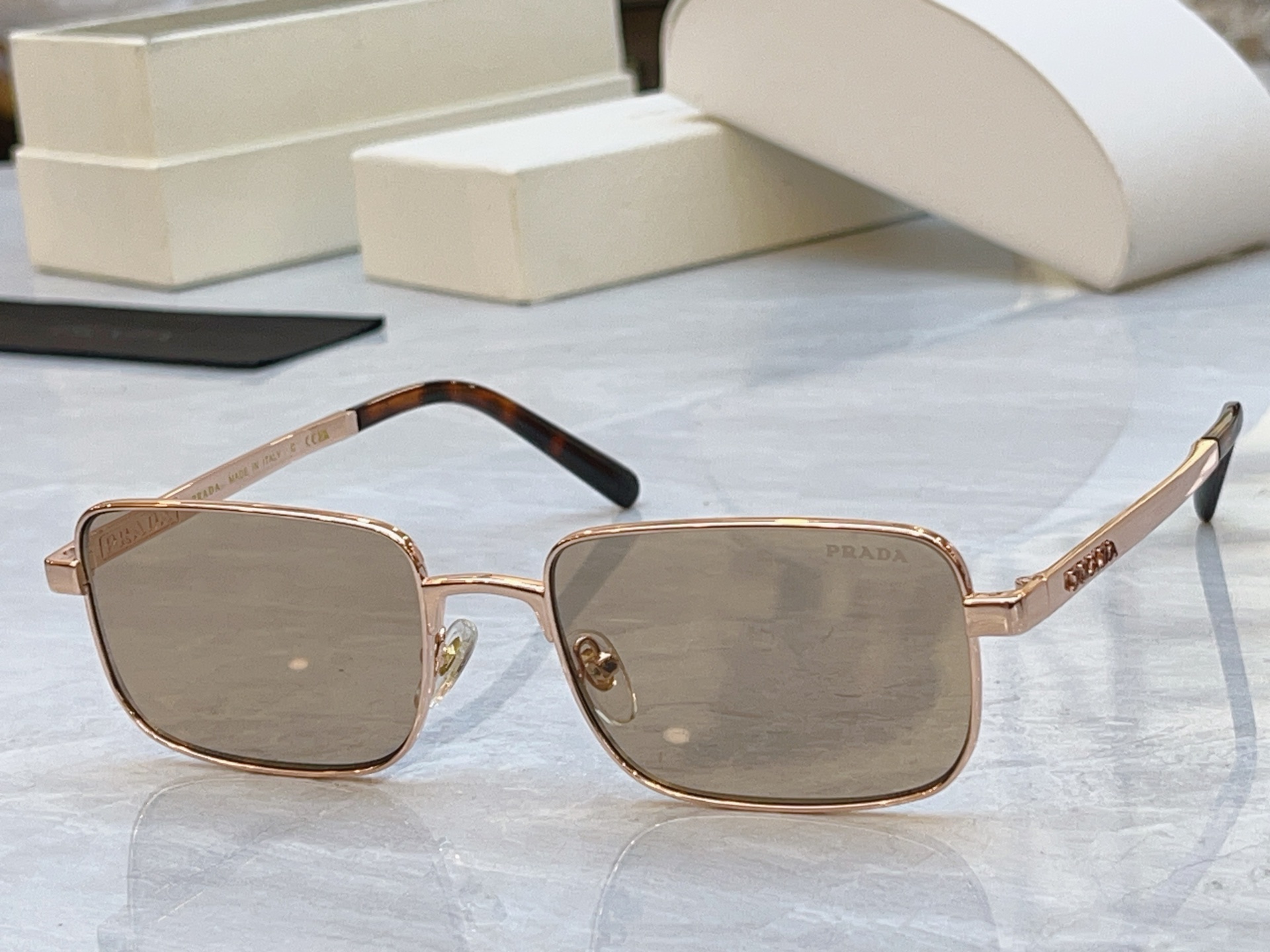 ，【PRAD*】普拉*达新款太阳镜🕶️ ，MODEL：PR D54S，SIZE：56口19-148