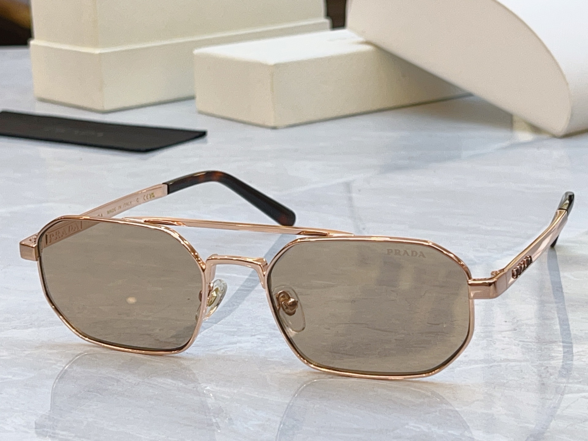 ，【PRAD*】普拉*达新款太阳镜🕶️ ，MODEL：PR D53S，SIZE：56口19-148