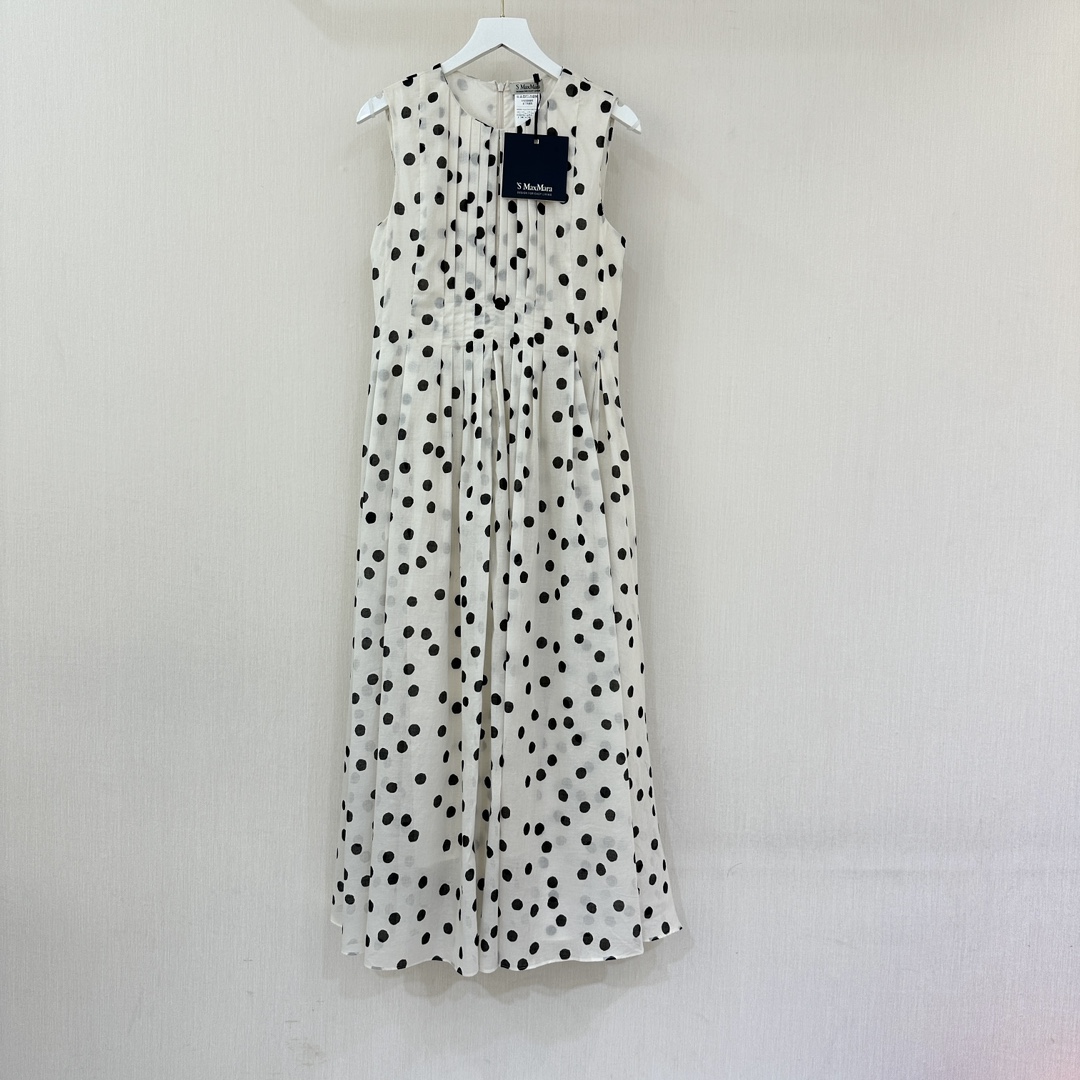 NO:328690,Maxmara pure cotton printed sleeveless dress. Purchase the original 1:1 customization of the counter. Face cotton, lining cotton, digital printing and pleated craftsmanship. (The lining is customized dyed). Original authentic YKK zipper. Processed and produced by major foreign trade manufacturers, it is of complete outer single quality. This round-neck sleeveless printed cotton dress adopts waist-closing and large skirt design, exquisite pleated craftsmanship, classic polka dot printing, which is both elegant and high-end. The upper body effect is really super good. Color Apricot color S M L XL,, skirts, alexander wang19860909Maxmara 纯棉印花无袖连衣裙.购入专柜原版1:1定制.面布绵,里布绵.数码印花以及压褶工艺.（里布为定制染色）.原装正品YKK拉链.外贸大厂加工出品,妥妥的外单品质. 本款圆领无袖印花棉质连衣裙,采用收腰以及大裙摆设计,精致的压褶工艺,经典波点印花,既优雅又显高级感.上身效果真的超级好看. 颜色杏色 码数S M L XL,,skirts,alexander wang,Women's clothing
