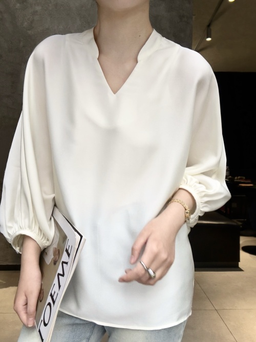 Elegant Women's Silk Blouse with V-Neck and 3/4 Sleeves - Versatile & Chic 1 Elegant Women's Silk Blouse with V-Neck and 3/4 Sleeves - Versatile & Chic