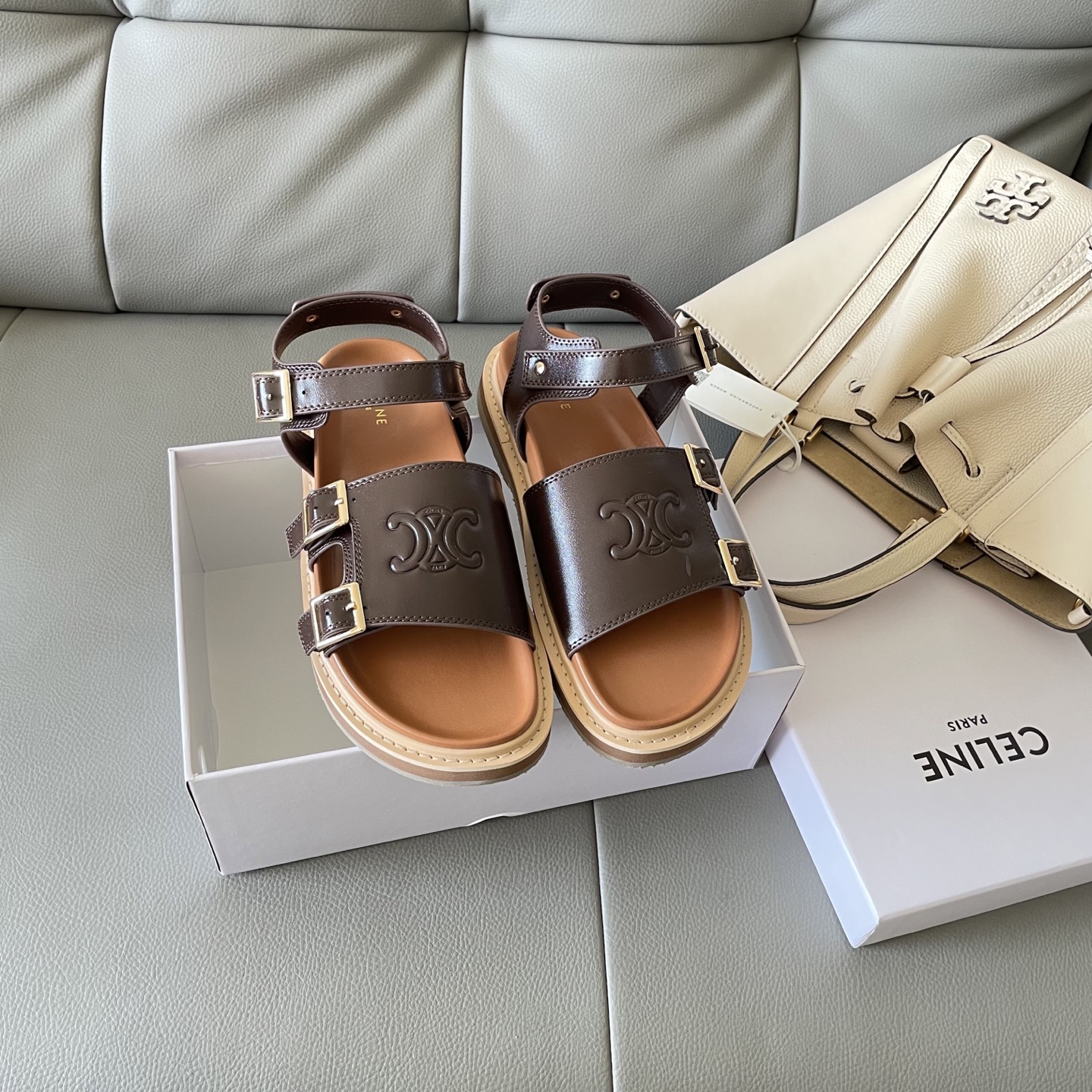 NO:245455,CELINE 2025 counter top counter new early summer products new on official website Exclusive first release Celine Chrisin Arc de Triomphe 25Ss thick sole drag/Celine slippers/CELINE/vacation style/CELINE thick sole drag Celebrity style INS pure dressing recommendation Early summer products Thick sole Saline, pair of Arc de Triomphe Front water table 5.0cm Back water table 7.0CM Size 35-42#, sandals, celine, celine, sandals, slippers19860909CELINE 赛琳2025专柜 顶级专柜 初夏新品 官网上新 独家首发 Celine 赛琳·凯旋门 25Ss 厚底拖/赛琳拖鞋/CELINE/度假风/CELINE厚底拖 明星同款 INS纯净穿搭推荐 初夏新品 厚底赛琳 对版凯旋门 前水台5.0cm 后水台7.0CM 码数35-42#,凉鞋,celine,celine,sandals,slippers,Women's Shoes