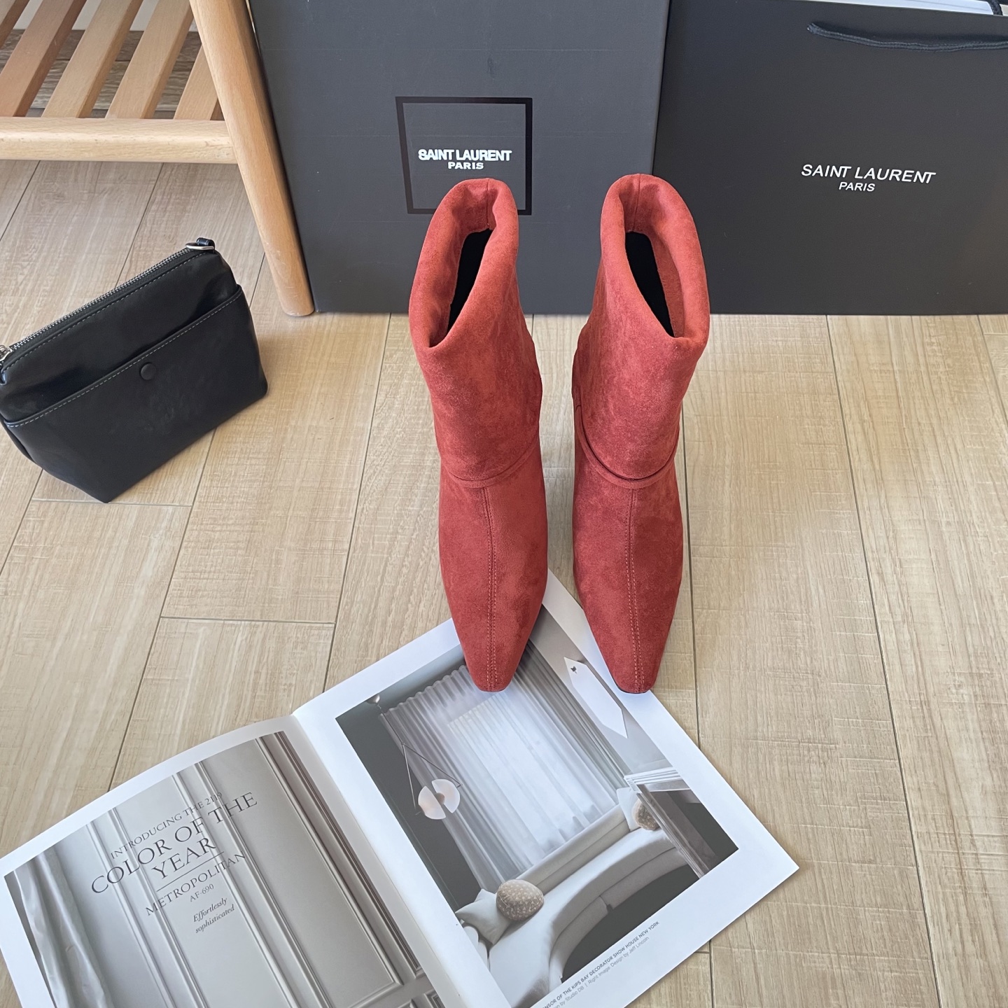 出厂：💰212
SAINT LAUREN 圣罗兰 2025顶级专柜 秋冬新款
官网上新 独家首发  YSL 25SS 麂皮skp短靴/ysl短靴/ysl鞋控/秋冬战靴
巴黎时装周新款 T台走秀款
Skp圣罗兰 秋冬穿搭

➤ 原版开模 代购版本
➤ 进口麂皮超迁皮
➤ 垫脚羊皮
➤  跟高9.0Cm
➤ 全套专柜包装
Size:35-41