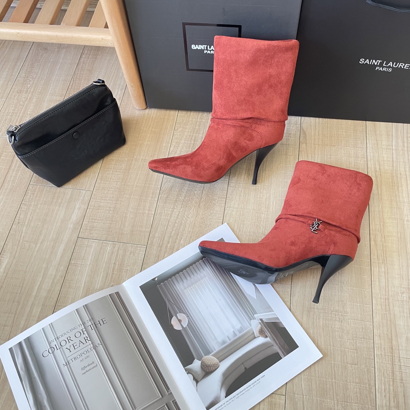 出厂：💰212
SAINT LAUREN 圣罗兰 2025顶级专柜 秋冬新款
官网上新 独家首发  YSL 25SS 麂皮skp短靴/ysl短靴/ysl鞋控/秋冬战靴
巴黎时装周新款 T台走秀款
Skp圣罗兰 秋冬穿搭

➤ 原版开模 代购版本
➤ 进口麂皮超迁皮
➤ 垫脚羊皮
➤  跟高9.0Cm
➤ 全套专柜包装
Size:35-41