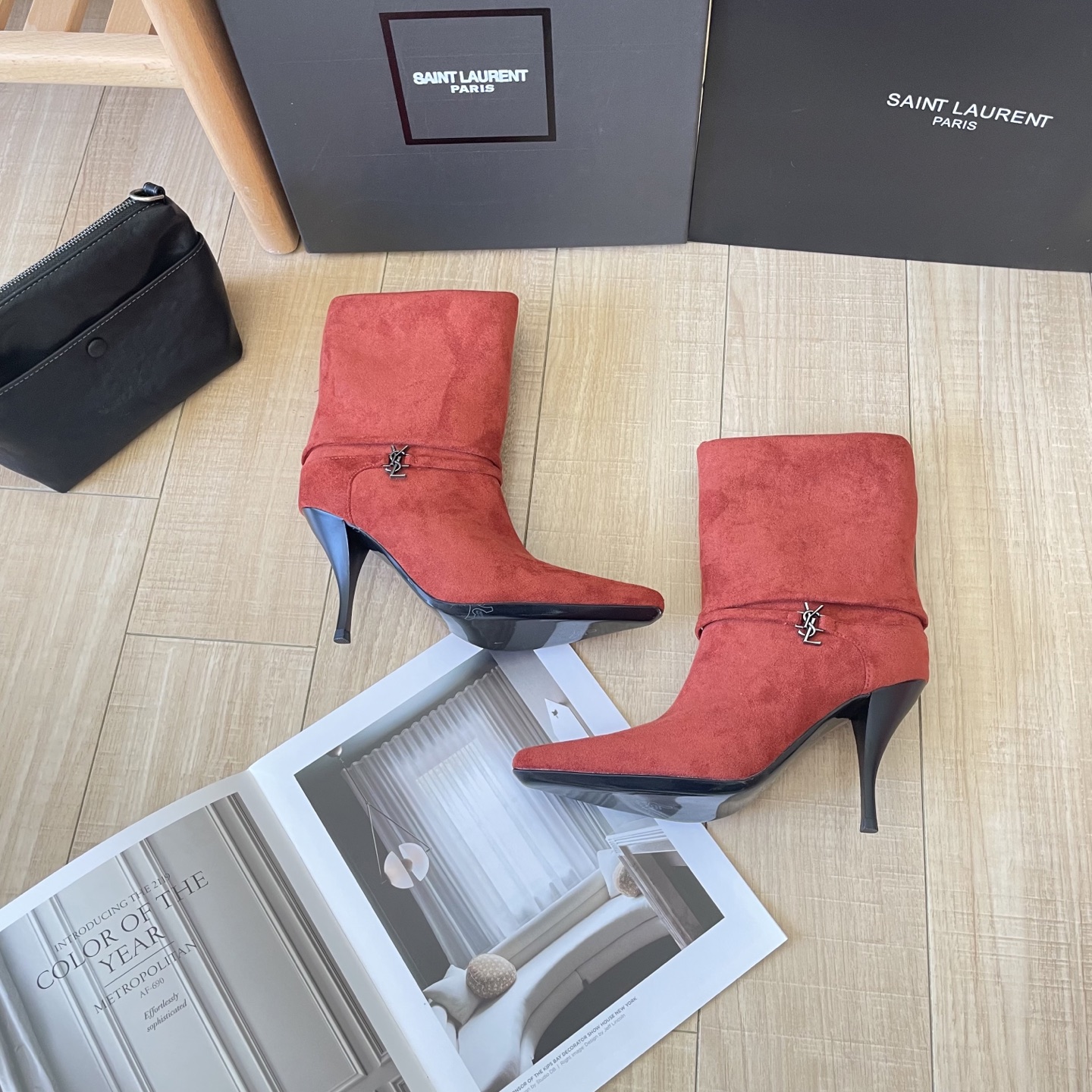 出厂：💰212
SAINT LAUREN 圣罗兰 2025顶级专柜 秋冬新款
官网上新 独家首发  YSL 25SS 麂皮skp短靴/ysl短靴/ysl鞋控/秋冬战靴
巴黎时装周新款 T台走秀款
Skp圣罗兰 秋冬穿搭

➤ 原版开模 代购版本
➤ 进口麂皮超迁皮
➤ 垫脚羊皮
➤  跟高9.0Cm
➤ 全套专柜包装
Size:35-41