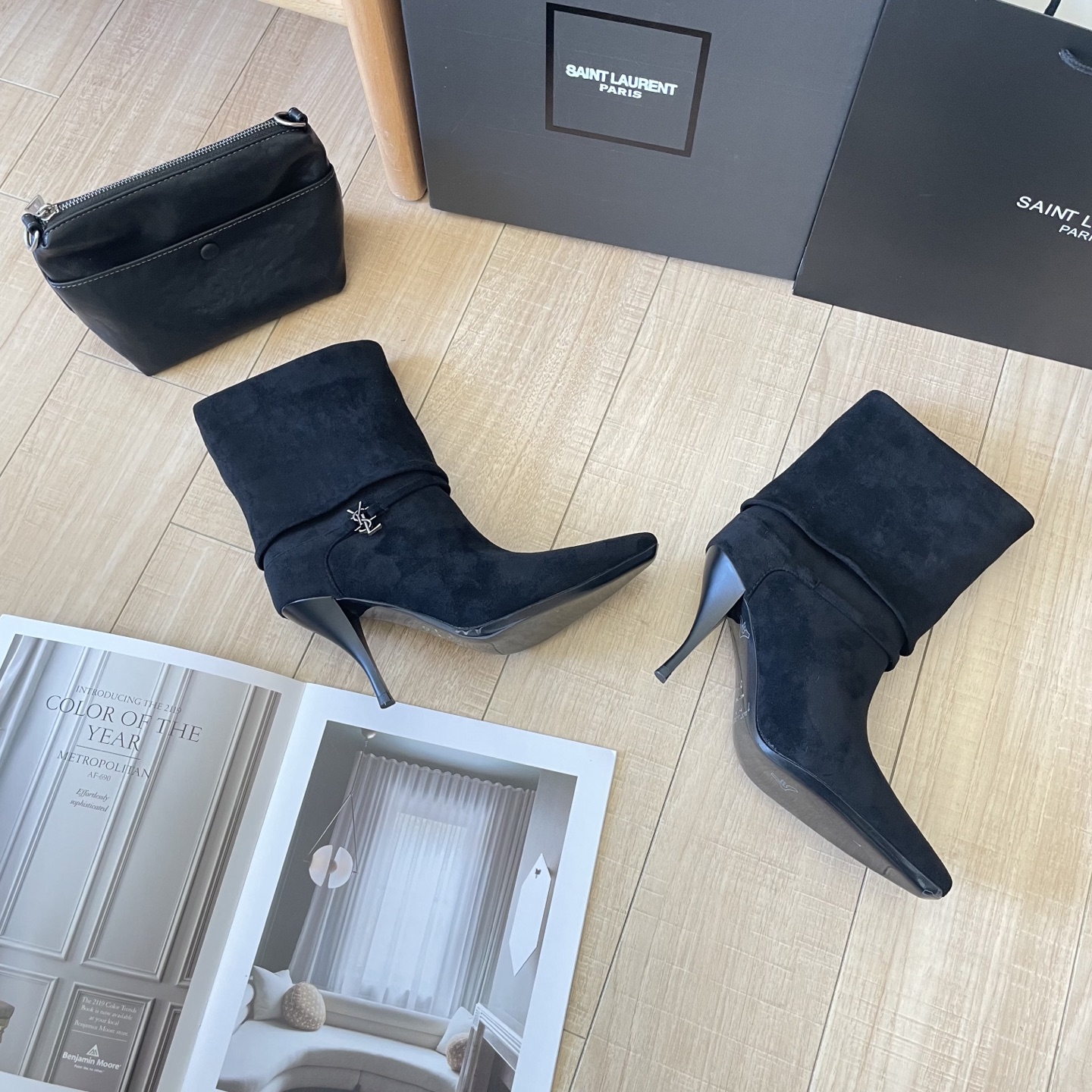 出厂：💰212
SAINT LAUREN 圣罗兰 2025顶级专柜 秋冬新款
官网上新 独家首发  YSL 25SS 麂皮skp短靴/ysl短靴/ysl鞋控/秋冬战靴
巴黎时装周新款 T台走秀款
Skp圣罗兰 秋冬穿搭

➤ 原版开模 代购版本
➤ 进口麂皮超迁皮
➤ 垫脚羊皮
➤  跟高9.0Cm
➤ 全套专柜包装
Size:35-41