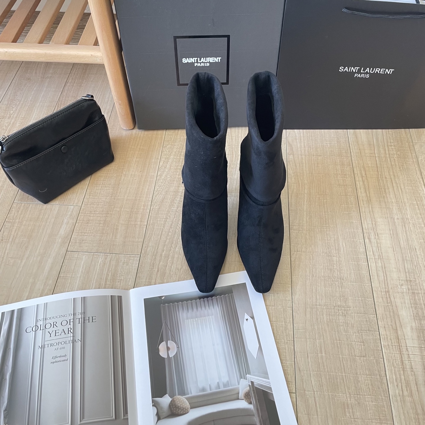 出厂：💰212
SAINT LAUREN 圣罗兰 2025顶级专柜 秋冬新款
官网上新 独家首发  YSL 25SS 麂皮skp短靴/ysl短靴/ysl鞋控/秋冬战靴
巴黎时装周新款 T台走秀款
Skp圣罗兰 秋冬穿搭

➤ 原版开模 代购版本
➤ 进口麂皮超迁皮
➤ 垫脚羊皮
➤  跟高9.0Cm
➤ 全套专柜包装
Size:35-41