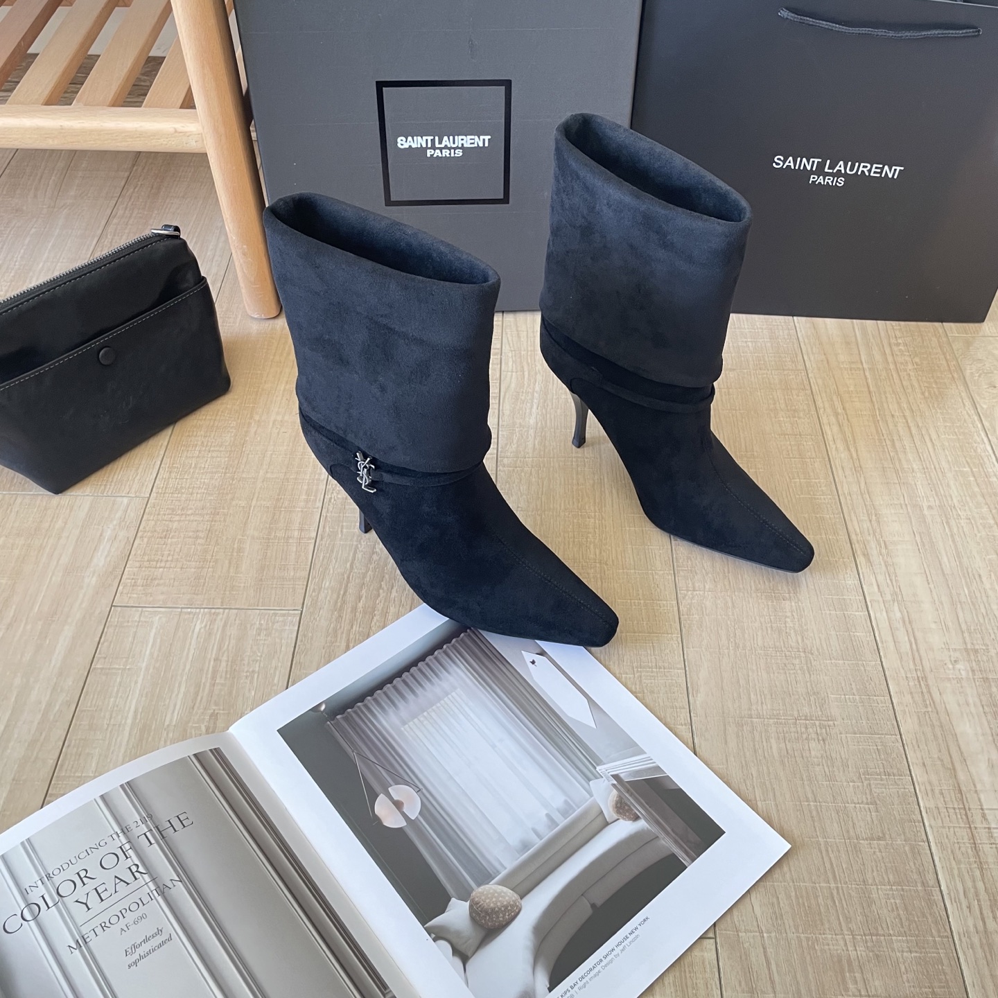 出厂：💰212
SAINT LAUREN 圣罗兰 2025顶级专柜 秋冬新款
官网上新 独家首发  YSL 25SS 麂皮skp短靴/ysl短靴/ysl鞋控/秋冬战靴
巴黎时装周新款 T台走秀款
Skp圣罗兰 秋冬穿搭

➤ 原版开模 代购版本
➤ 进口麂皮超迁皮
➤ 垫脚羊皮
➤  跟高9.0Cm
➤ 全套专柜包装
Size:35-41