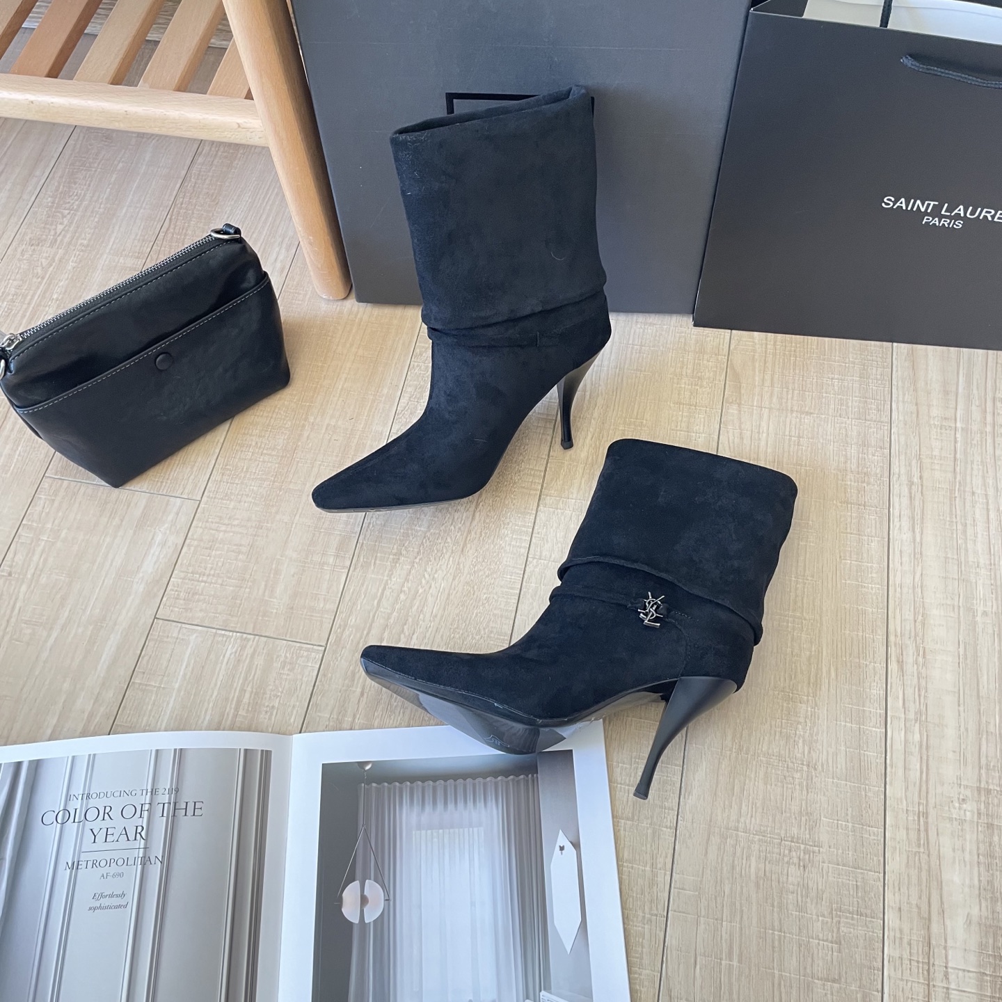 出厂：💰212
SAINT LAUREN 圣罗兰 2025顶级专柜 秋冬新款
官网上新 独家首发  YSL 25SS 麂皮skp短靴/ysl短靴/ysl鞋控/秋冬战靴
巴黎时装周新款 T台走秀款
Skp圣罗兰 秋冬穿搭

➤ 原版开模 代购版本
➤ 进口麂皮超迁皮
➤ 垫脚羊皮
➤  跟高9.0Cm
➤ 全套专柜包装
Size:35-41