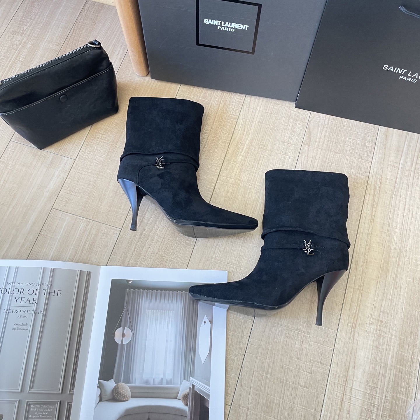 出厂：💰212
SAINT LAUREN 圣罗兰 2025顶级专柜 秋冬新款
官网上新 独家首发  YSL 25SS 麂皮skp短靴/ysl短靴/ysl鞋控/秋冬战靴
巴黎时装周新款 T台走秀款
Skp圣罗兰 秋冬穿搭

➤ 原版开模 代购版本
➤ 进口麂皮超迁皮
➤ 垫脚羊皮
➤  跟高9.0Cm
➤ 全套专柜包装
Size:35-41