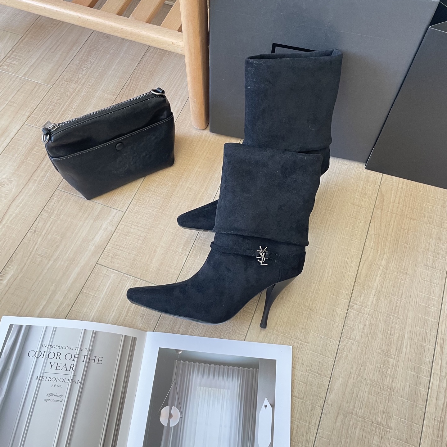 出厂：💰212
SAINT LAUREN 圣罗兰 2025顶级专柜 秋冬新款
官网上新 独家首发  YSL 25SS 麂皮skp短靴/ysl短靴/ysl鞋控/秋冬战靴
巴黎时装周新款 T台走秀款
Skp圣罗兰 秋冬穿搭

➤ 原版开模 代购版本
➤ 进口麂皮超迁皮
➤ 垫脚羊皮
➤  跟高9.0Cm
➤ 全套专柜包装
Size:35-41