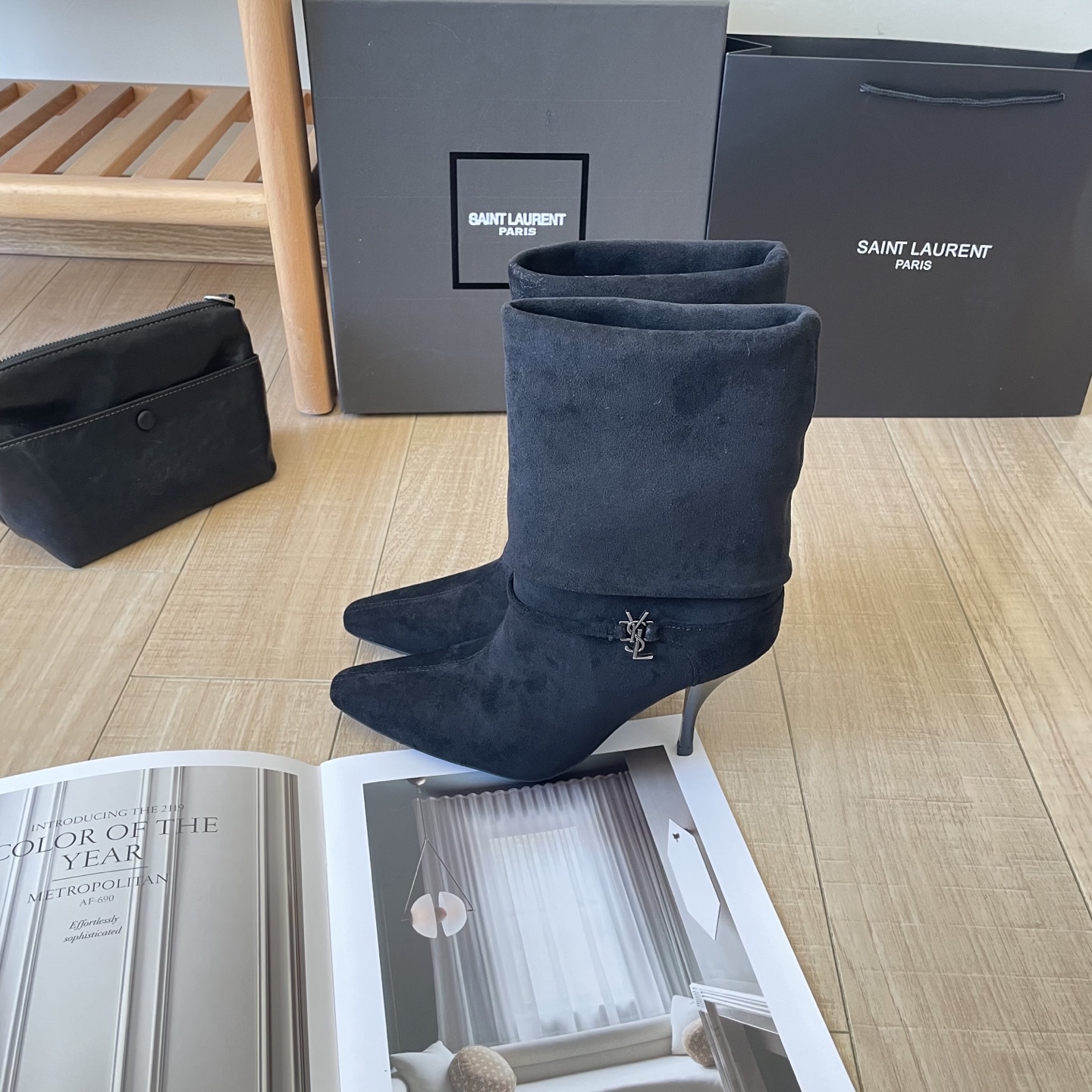 出厂：💰212
SAINT LAUREN 圣罗兰 2025顶级专柜 秋冬新款
官网上新 独家首发  YSL 25SS 麂皮skp短靴/ysl短靴/ysl鞋控/秋冬战靴
巴黎时装周新款 T台走秀款
Skp圣罗兰 秋冬穿搭

➤ 原版开模 代购版本
➤ 进口麂皮超迁皮
➤ 垫脚羊皮
➤  跟高9.0Cm
➤ 全套专柜包装
Size:35-41