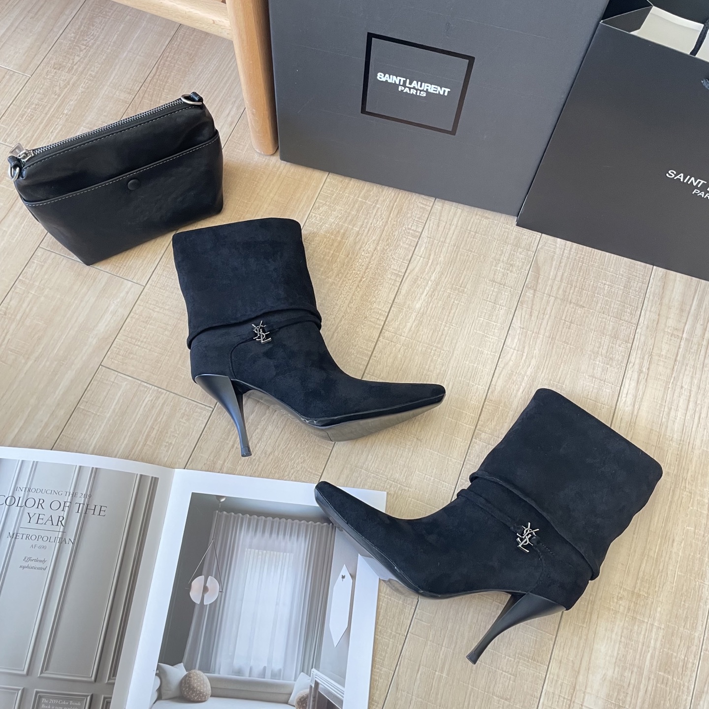 出厂：💰212
SAINT LAUREN 圣罗兰 2025顶级专柜 秋冬新款
官网上新 独家首发  YSL 25SS 麂皮skp短靴/ysl短靴/ysl鞋控/秋冬战靴
巴黎时装周新款 T台走秀款
Skp圣罗兰 秋冬穿搭

➤ 原版开模 代购版本
➤ 进口麂皮超迁皮
➤ 垫脚羊皮
➤  跟高9.0Cm
➤ 全套专柜包装
Size:35-41