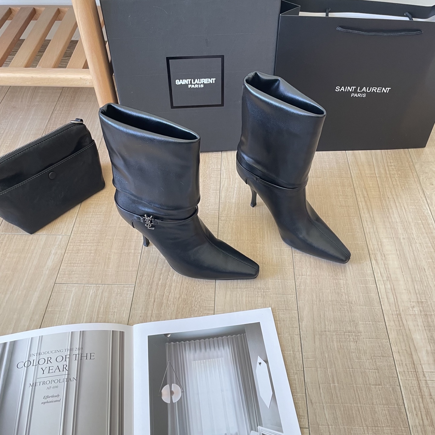 出厂：💰212
SAINT LAUREN 圣罗兰 2025顶级专柜 秋冬新款
官网上新 独家首发  YSL 25SS 麂皮skp短靴/ysl短靴/ysl鞋控/秋冬战靴
巴黎时装周新款 T台走秀款
Skp圣罗兰 秋冬穿搭

➤ 原版开模 代购版本
➤ 进口麂皮超迁皮
➤ 垫脚羊皮
➤  跟高9.0Cm
➤ 全套专柜包装
Size:35-41