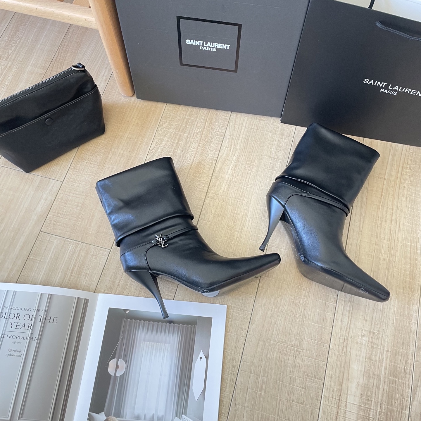 出厂：💰212
SAINT LAUREN 圣罗兰 2025顶级专柜 秋冬新款
官网上新 独家首发  YSL 25SS 麂皮skp短靴/ysl短靴/ysl鞋控/秋冬战靴
巴黎时装周新款 T台走秀款
Skp圣罗兰 秋冬穿搭

➤ 原版开模 代购版本
➤ 进口麂皮超迁皮
➤ 垫脚羊皮
➤  跟高9.0Cm
➤ 全套专柜包装
Size:35-41