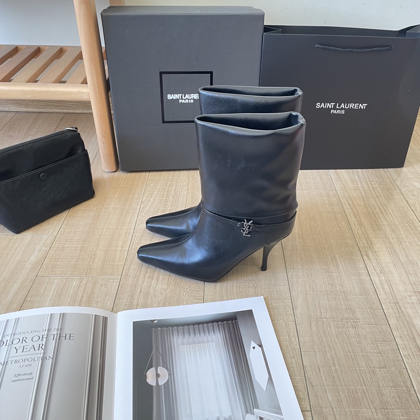 出厂：💰212
SAINT LAUREN 圣罗兰 2025顶级专柜 秋冬新款
官网上新 独家首发  YSL 25SS 麂皮skp短靴/ysl短靴/ysl鞋控/秋冬战靴
巴黎时装周新款 T台走秀款
Skp圣罗兰 秋冬穿搭

➤ 原版开模 代购版本
➤ 进口麂皮超迁皮
➤ 垫脚羊皮
➤  跟高9.0Cm
➤ 全套专柜包装
Size:35-41