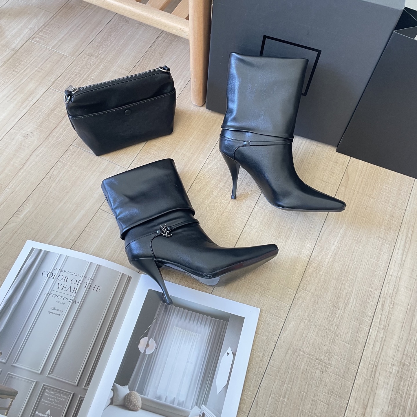 出厂：💰212
SAINT LAUREN 圣罗兰 2025顶级专柜 秋冬新款
官网上新 独家首发  YSL 25SS 麂皮skp短靴/ysl短靴/ysl鞋控/秋冬战靴
巴黎时装周新款 T台走秀款
Skp圣罗兰 秋冬穿搭

➤ 原版开模 代购版本
➤ 进口麂皮超迁皮
➤ 垫脚羊皮
➤  跟高9.0Cm
➤ 全套专柜包装
Size:35-41